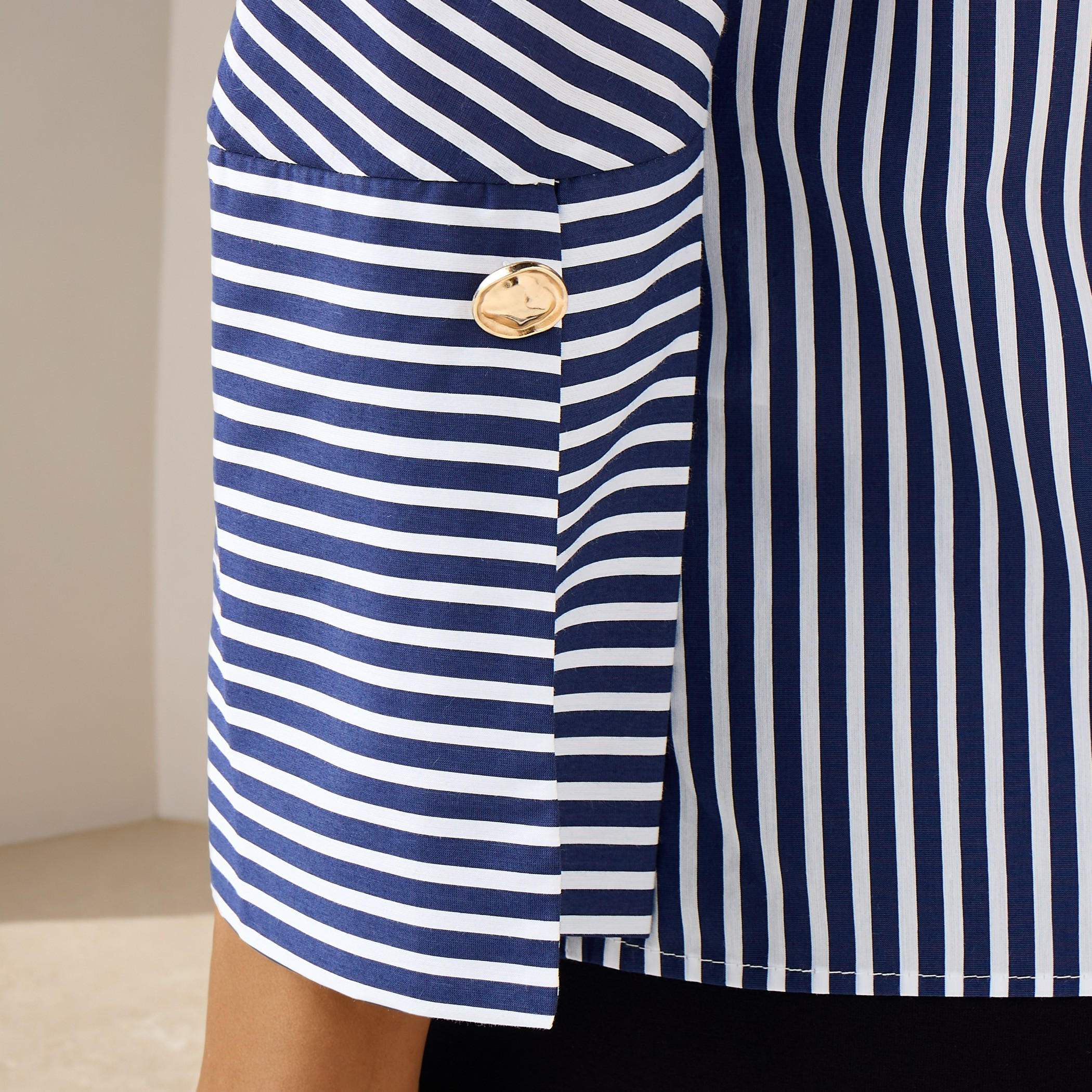 قميص مقلم بقصة عادية وياقة وجيوب على الصدر-women-clothing-shirtsandblouses-shirts-image-1