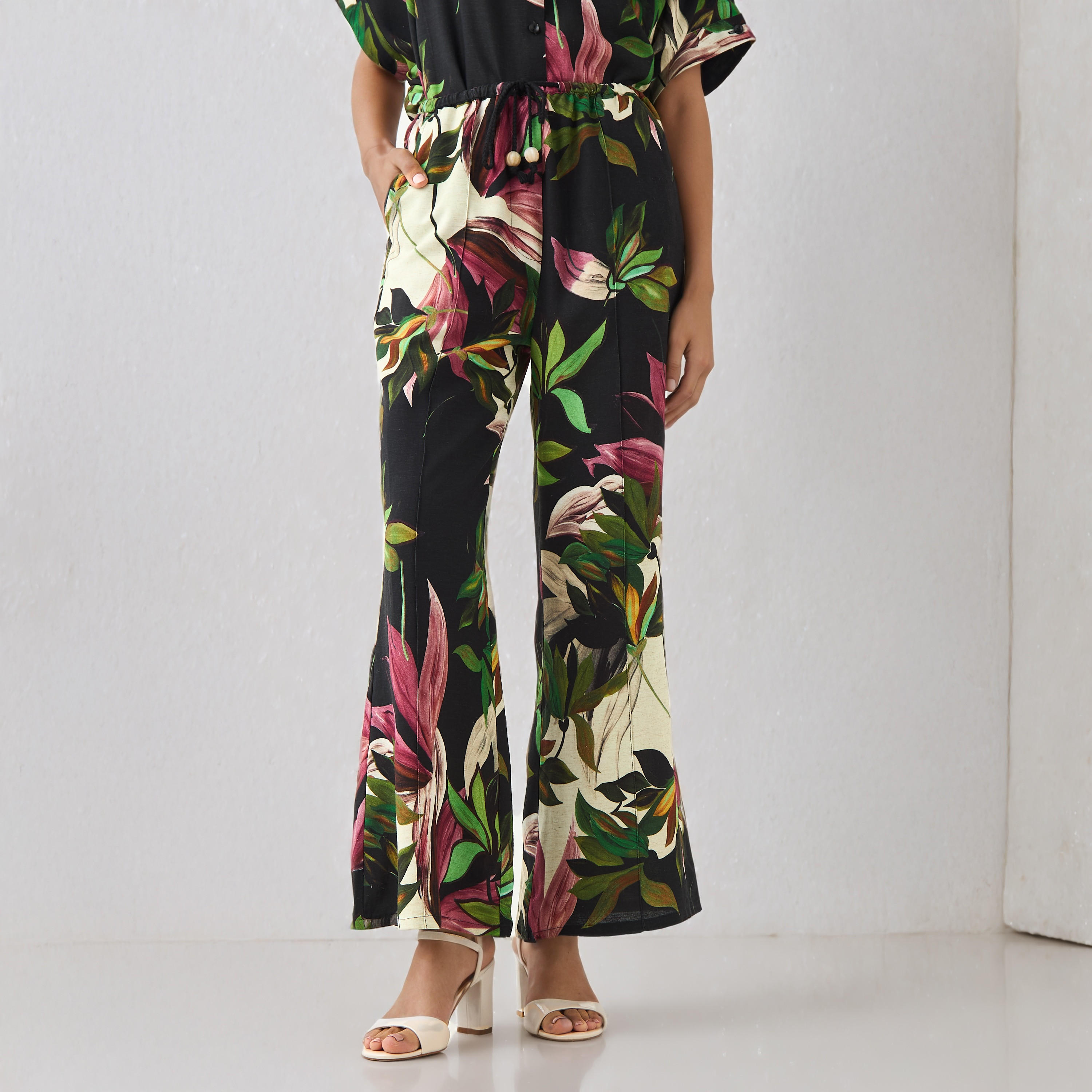 بنطلون واسع من الأسفل بخصر رباط وطبعات زهور من مزيج الكتان-women-clothing-bottoms-trousers-image-5