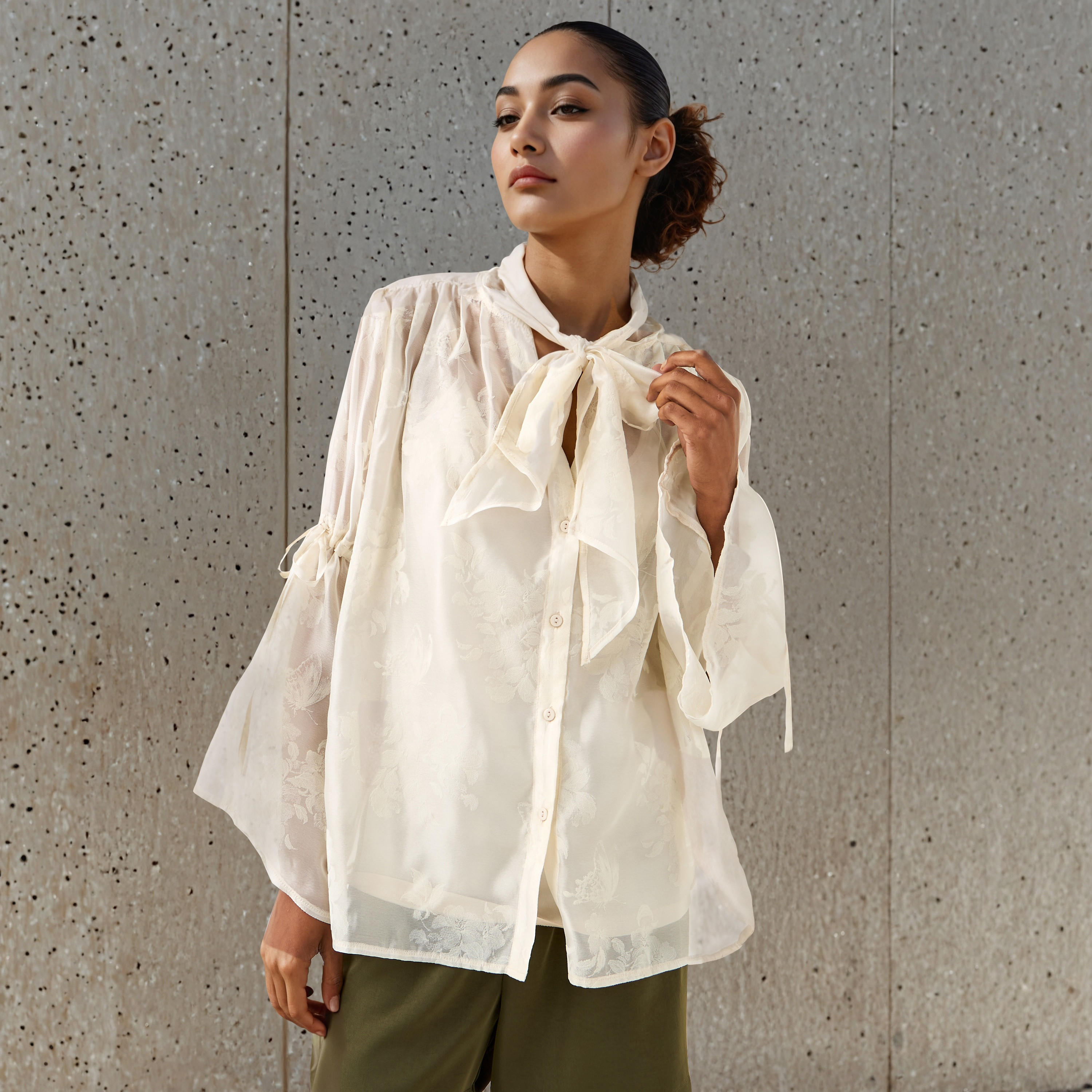 بلوزة بياقة فيونكة وتفاصيل رباط-women-clothing-shirtsandblouses-blouses-image-4