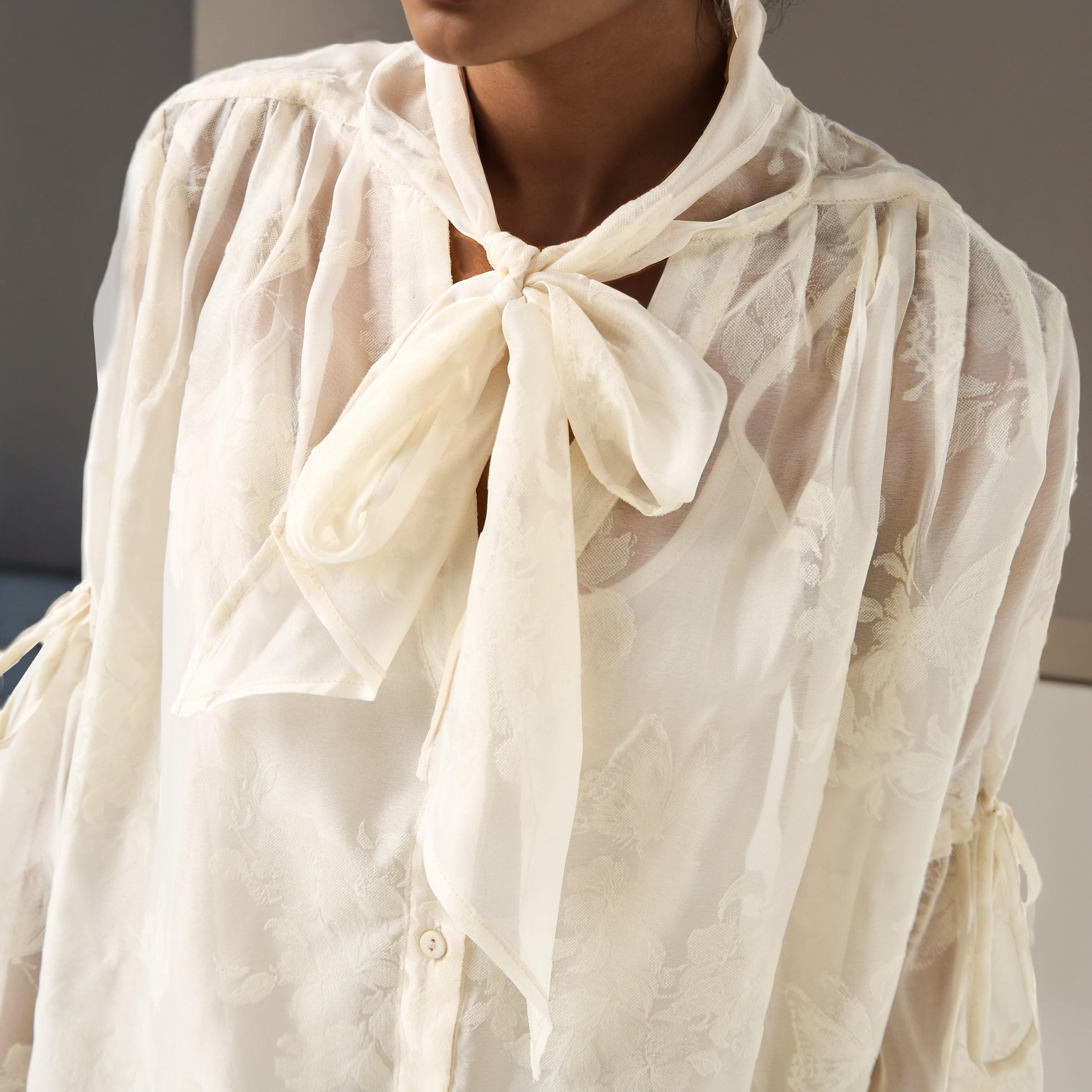 بلوزة بياقة فيونكة وتفاصيل رباط-women-clothing-shirtsandblouses-blouses-image-1