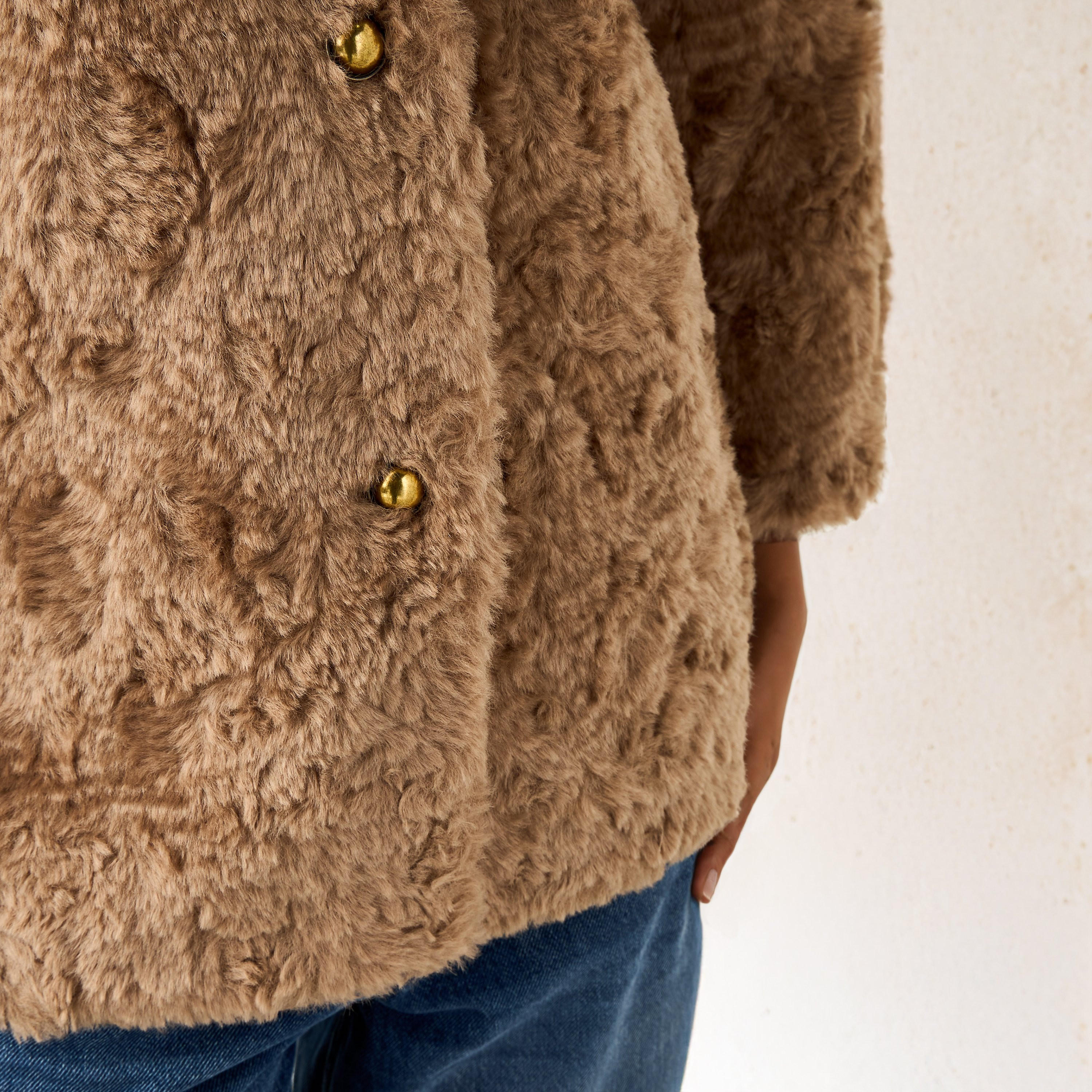 معطف فرو شيرلينج صناعي بياقة V وإغلاق أزرار-women-clothing-coatsandjackets-coats-image-4