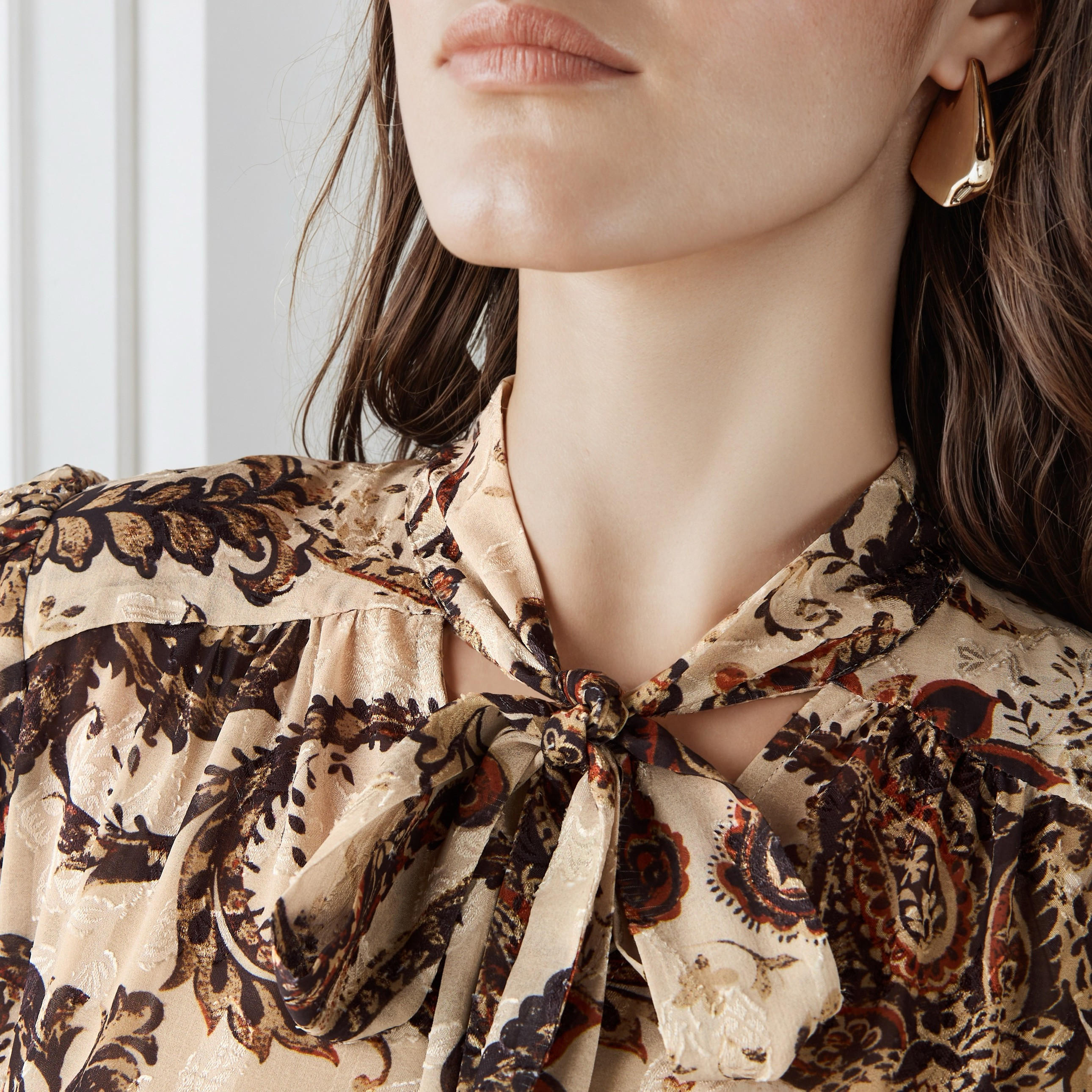 فستان ميدي بطبعات وياقة ربط-women-clothing-dresses-image-3