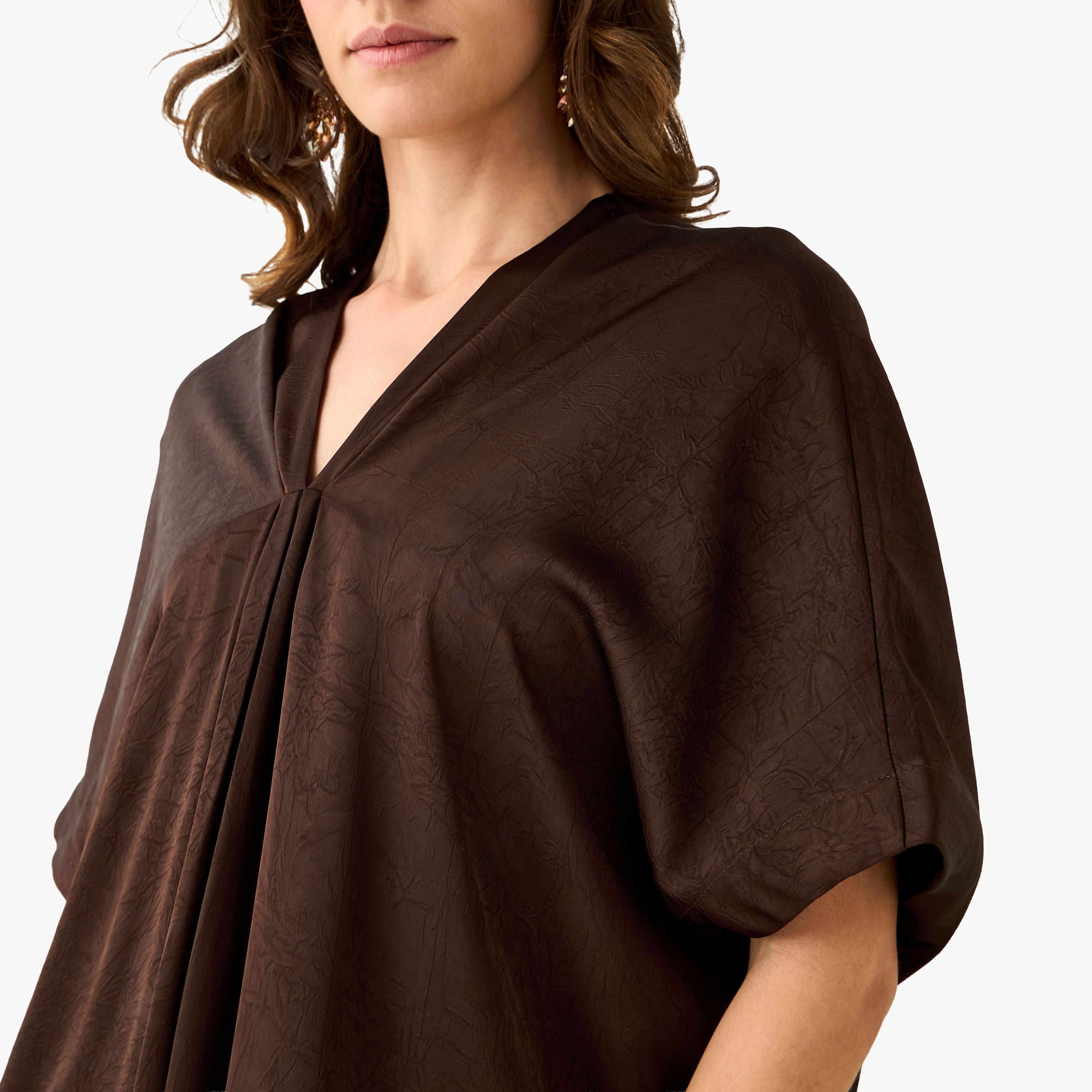 فستان قفطان ماكسي بارز الملمس بياقة V وتفاصيل كشكش-women-clothing-dresses-image-6