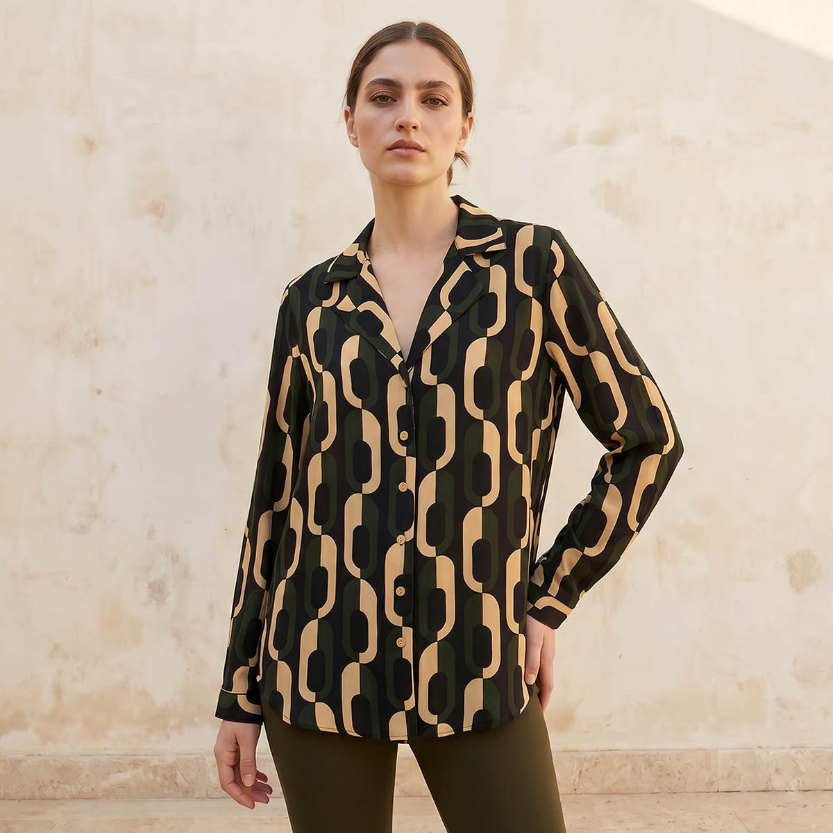 قميص بقصة عادية وحواف غير متماثلة وياقة مطوية-women-clothing-shirtsandblouses-shirts-image-1