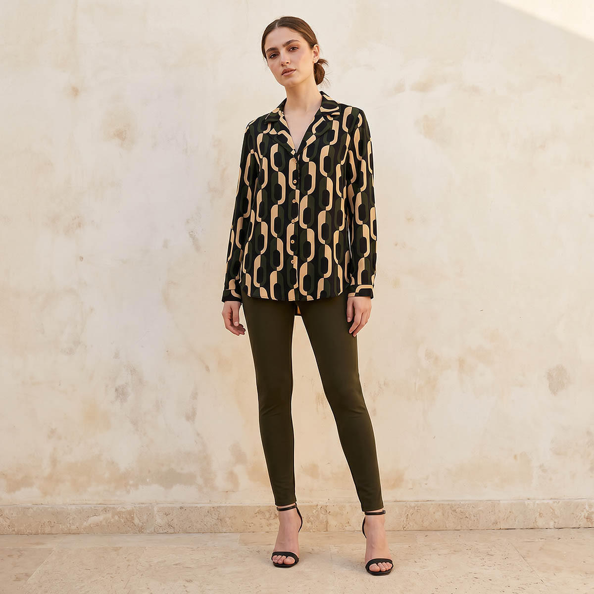 قميص بقصة عادية وحواف غير متماثلة وياقة مطوية-women-clothing-shirtsandblouses-shirts-image-3
