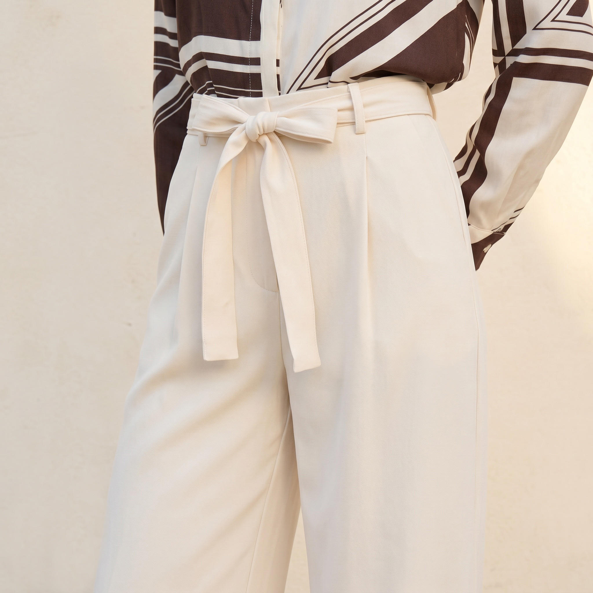 بنطلون بقصّة مستقيمة وحزام من سبلاش سمارت-women-clothing-trousers-image-6