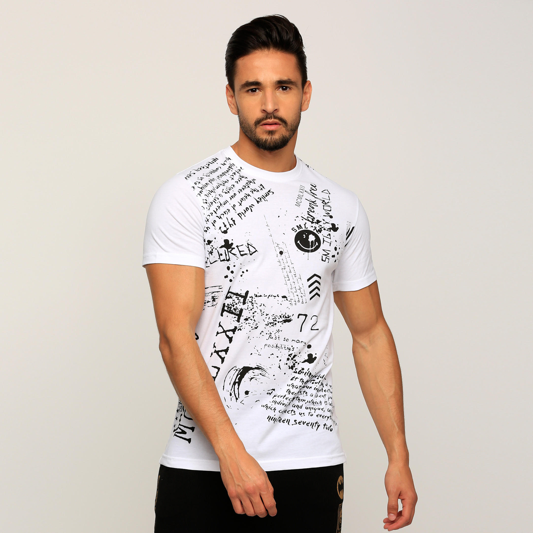 تيشيرت بأكمام قصيرة وياقة مستديرة وطبعات سمايلي وورلد-men-clothing-tshirtsandpolos-tshirts-image-5