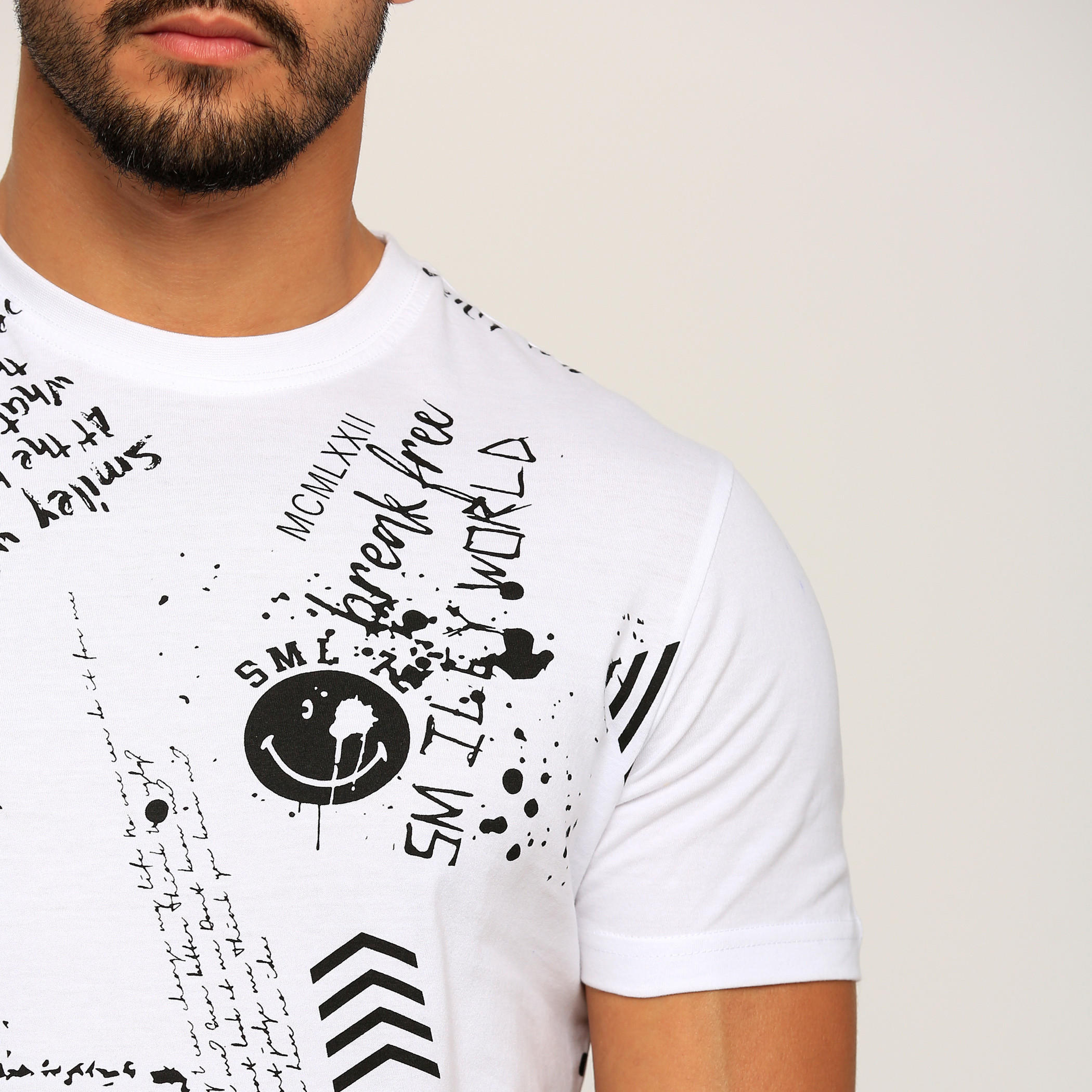 تيشيرت بأكمام قصيرة وياقة مستديرة وطبعات سمايلي وورلد-men-clothing-tshirtsandpolos-tshirts-image-2