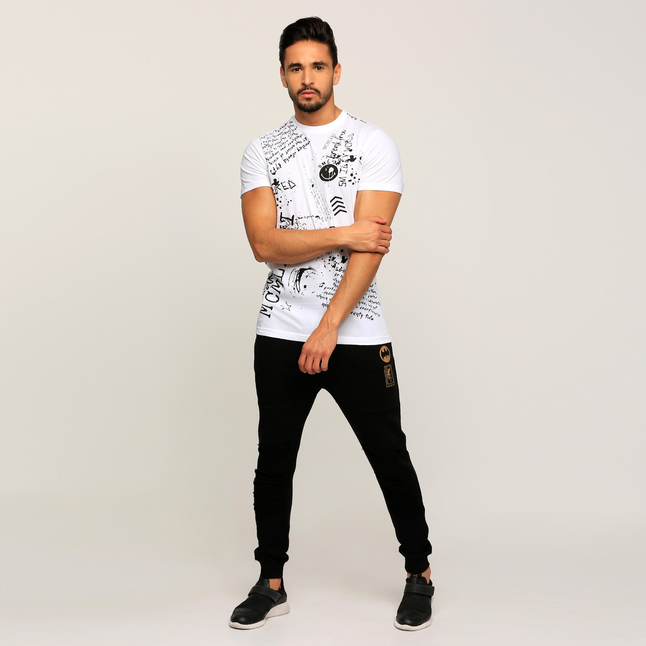 تيشيرت بأكمام قصيرة وياقة مستديرة وطبعات سمايلي وورلد-men-clothing-tshirtsandpolos-tshirts-image-1
