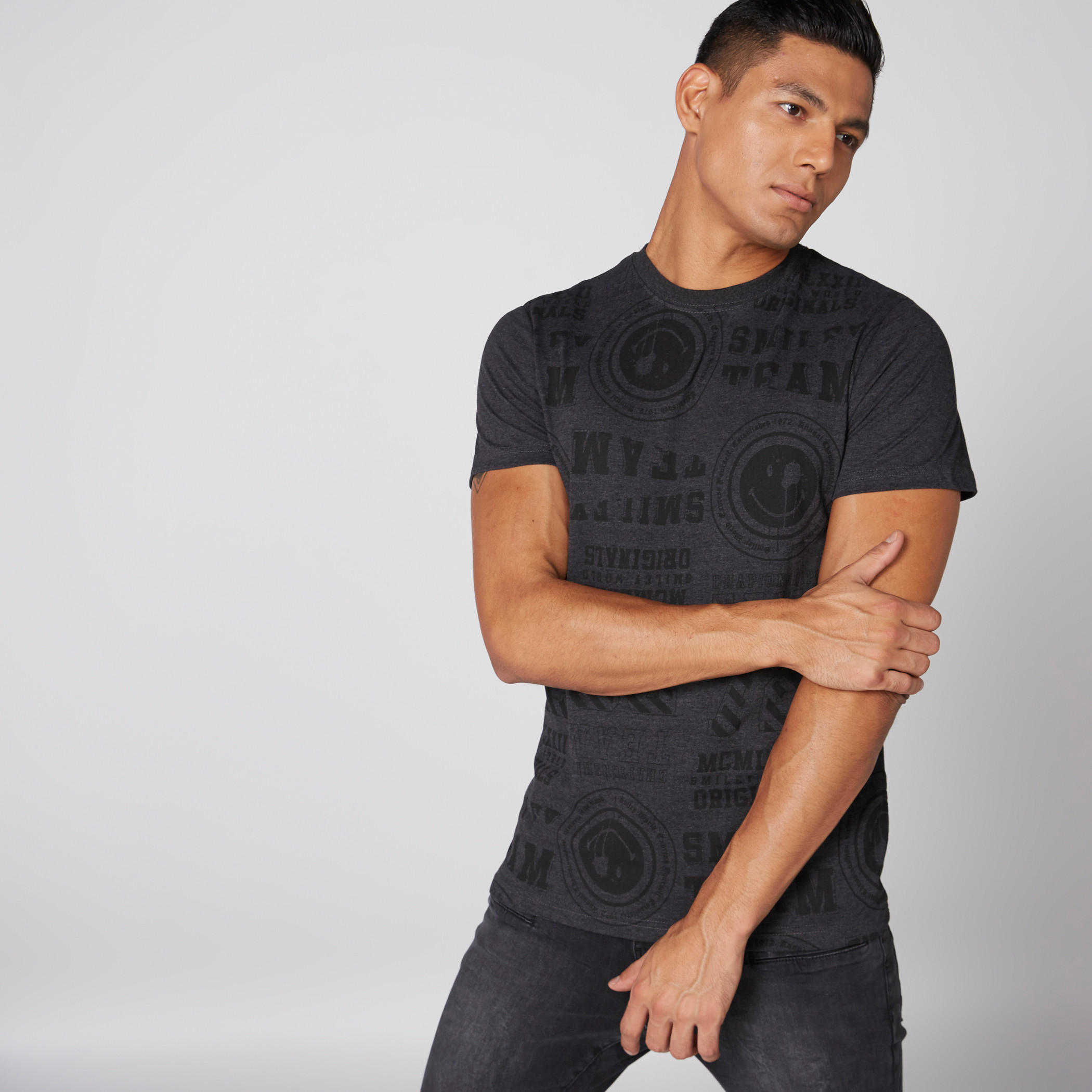 تيشيرت بطبعات وياقة مستديرة وأكمام قصيرة-men-clothing-tshirtsandpolos-tshirts-image-1