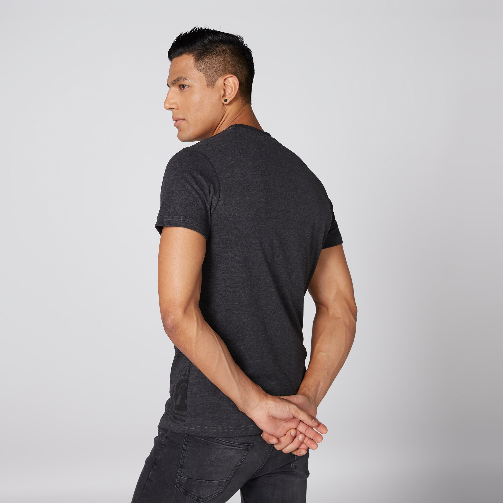 تيشيرت بطبعات وياقة مستديرة وأكمام قصيرة-men-clothing-tshirtsandpolos-tshirts-image-2