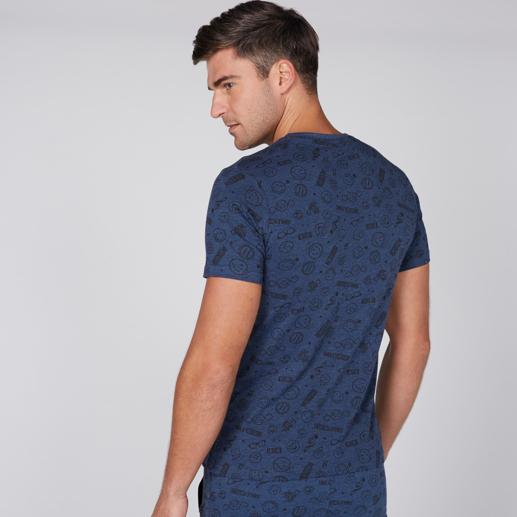 تيشيرت بياقة ضيّقة وأكمام قصيرة وطبعات سمايلي وورلد-men-clothing-tshirtsandpolos-tshirts-image-2