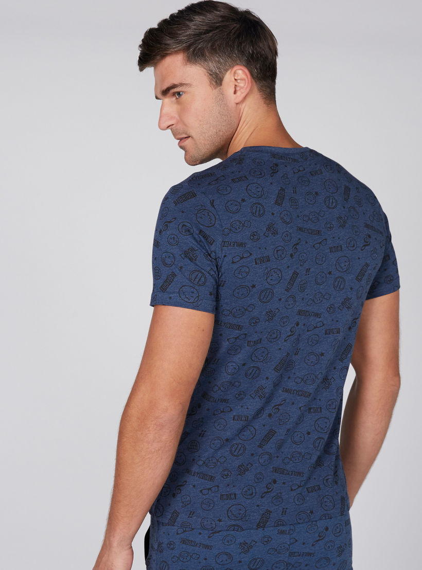 تيشيرت بياقة ضيّقة وأكمام قصيرة وطبعات سمايلي وورلد-men-clothing-tshirtsandpolos-tshirts-image-2
