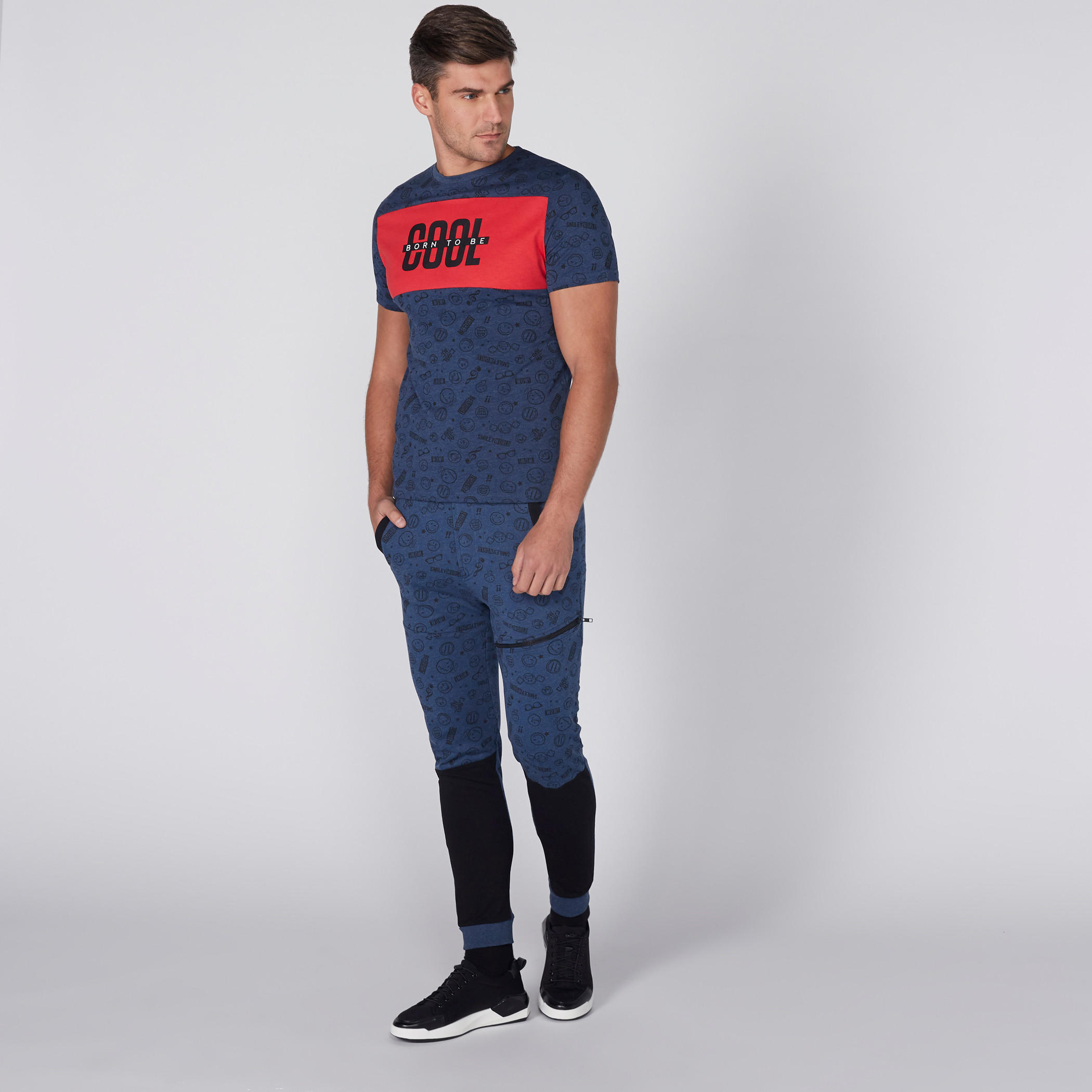 تيشيرت بياقة ضيّقة وأكمام قصيرة وطبعات سمايلي وورلد-men-clothing-tshirtsandpolos-tshirts-image-4