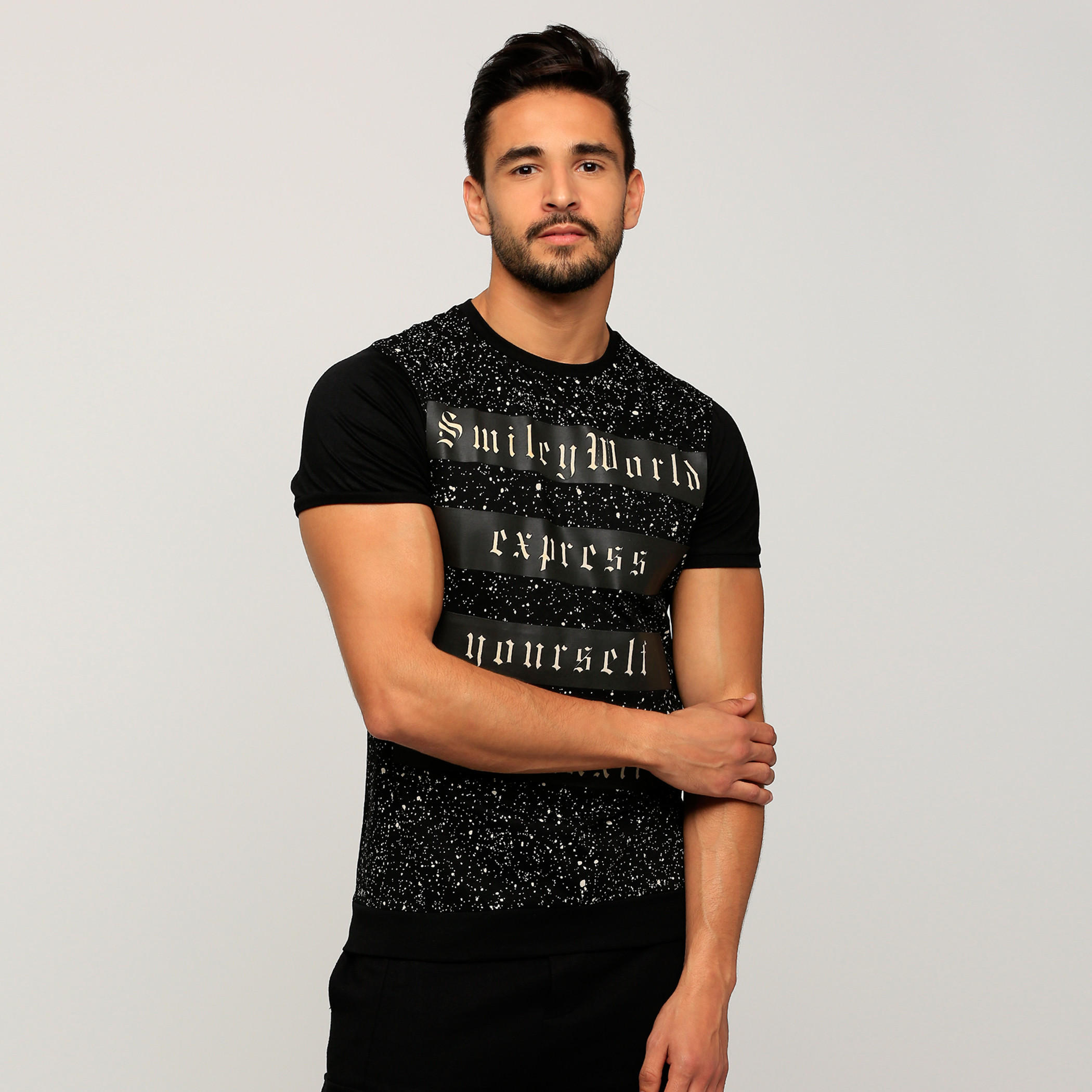تيشيرت بياقة ضيّقة وأكمام قصيرة وطبعات سمايلي وورلد-men-clothing-tshirtsandpolos-tshirts-image-1