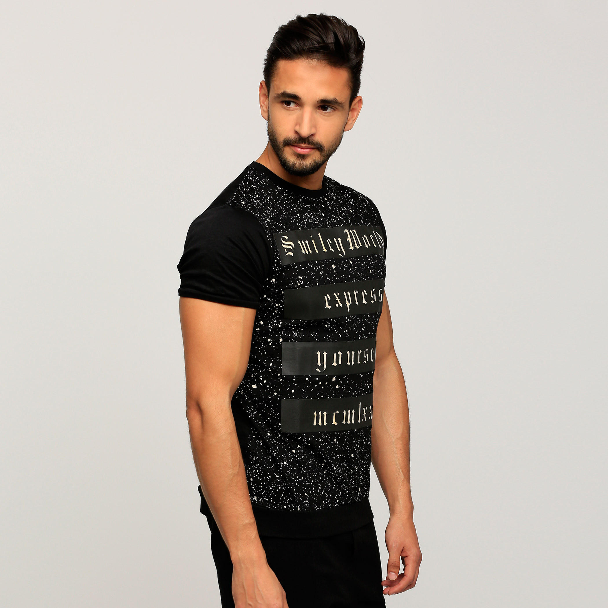 تيشيرت بياقة ضيّقة وأكمام قصيرة وطبعات سمايلي وورلد-men-clothing-tshirtsandpolos-tshirts-image-3