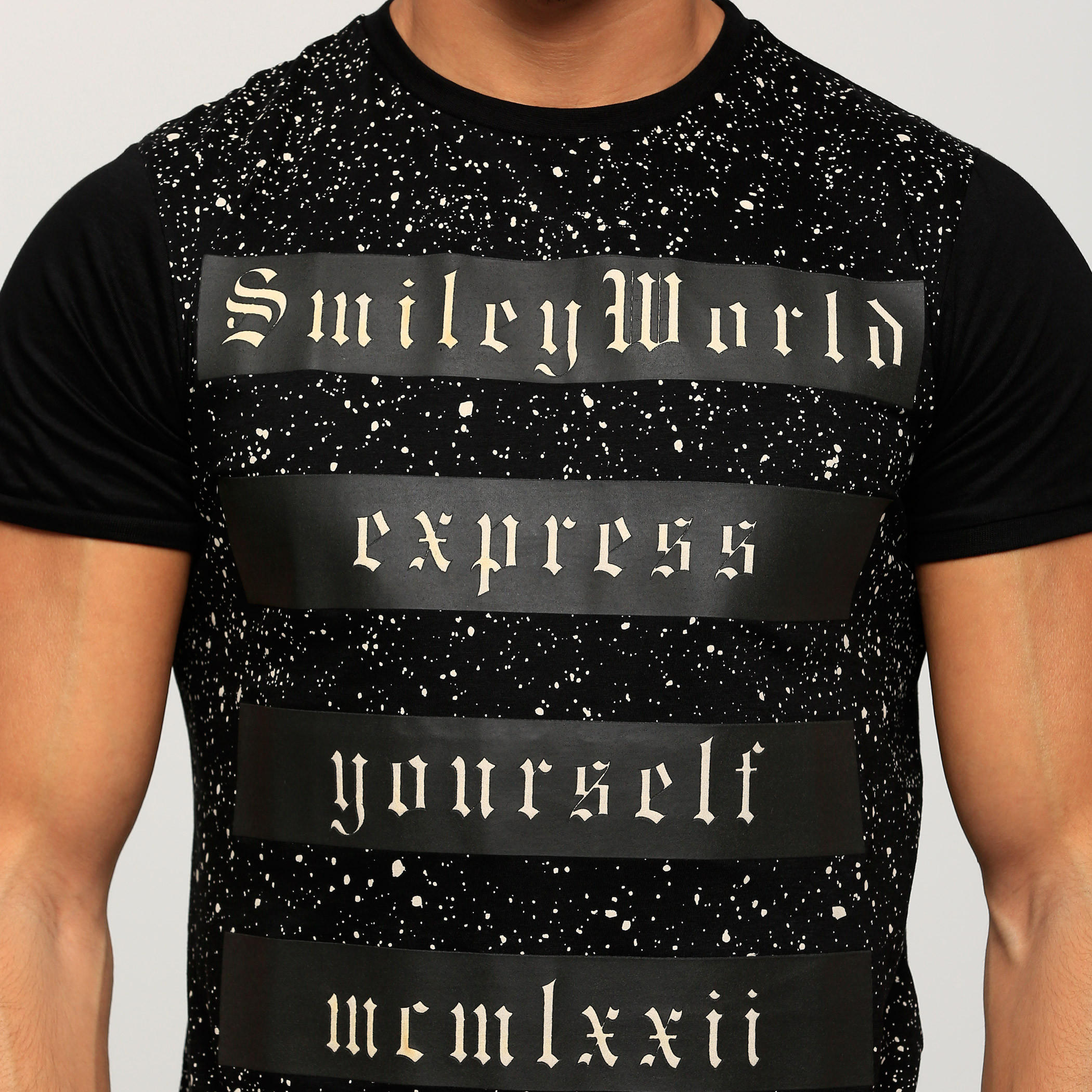 تيشيرت بياقة ضيّقة وأكمام قصيرة وطبعات سمايلي وورلد-men-clothing-tshirtsandpolos-tshirts-image-4