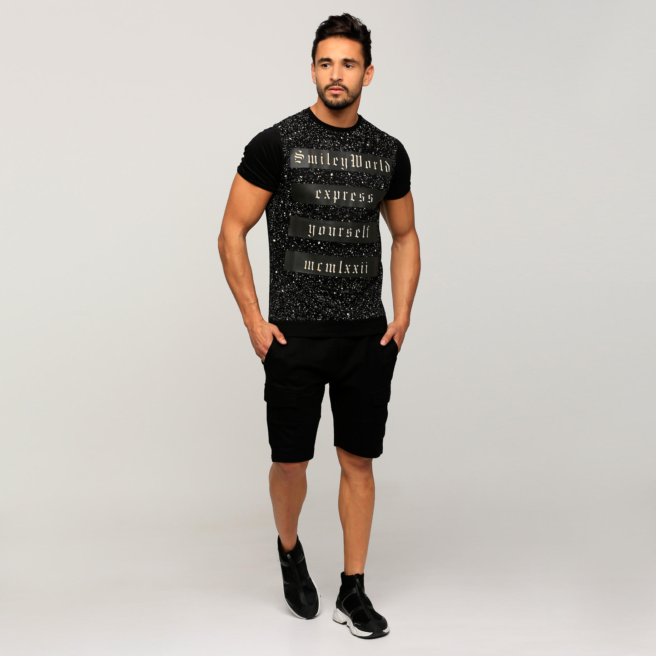 تيشيرت بياقة ضيّقة وأكمام قصيرة وطبعات سمايلي وورلد-men-clothing-tshirtsandpolos-tshirts-image-5
