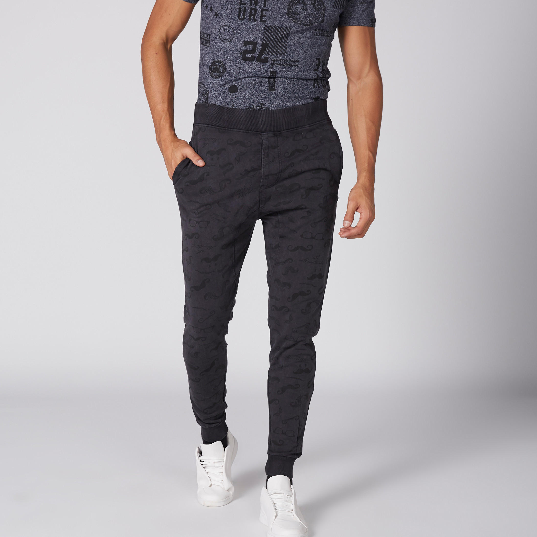 بنطال رياضي بخصر مطّاطي وطبعات سمايلي وورلد-men-clothing-bottoms-joggers-image-1