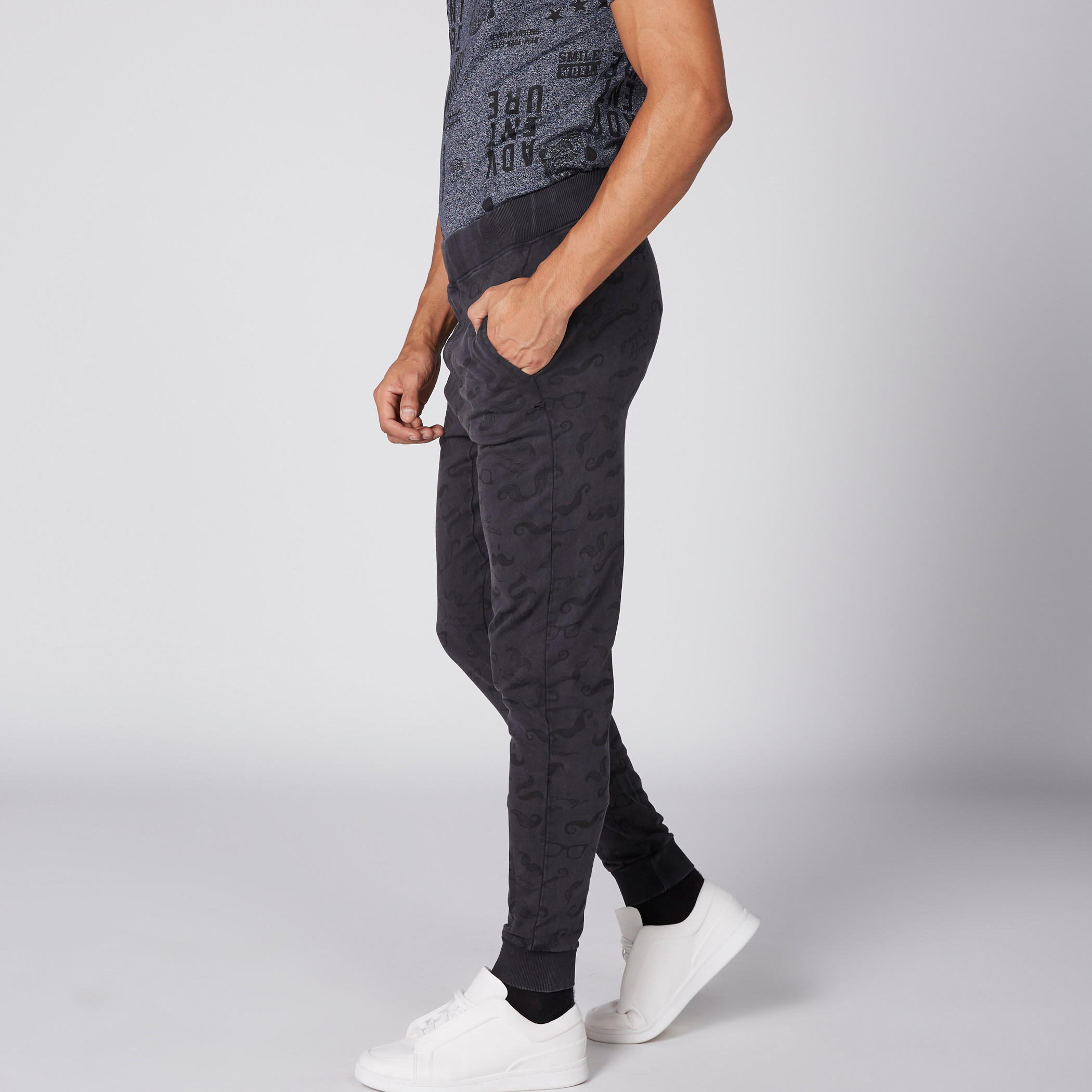 بنطال رياضي بخصر مطّاطي وطبعات سمايلي وورلد-men-clothing-bottoms-joggers-image-4
