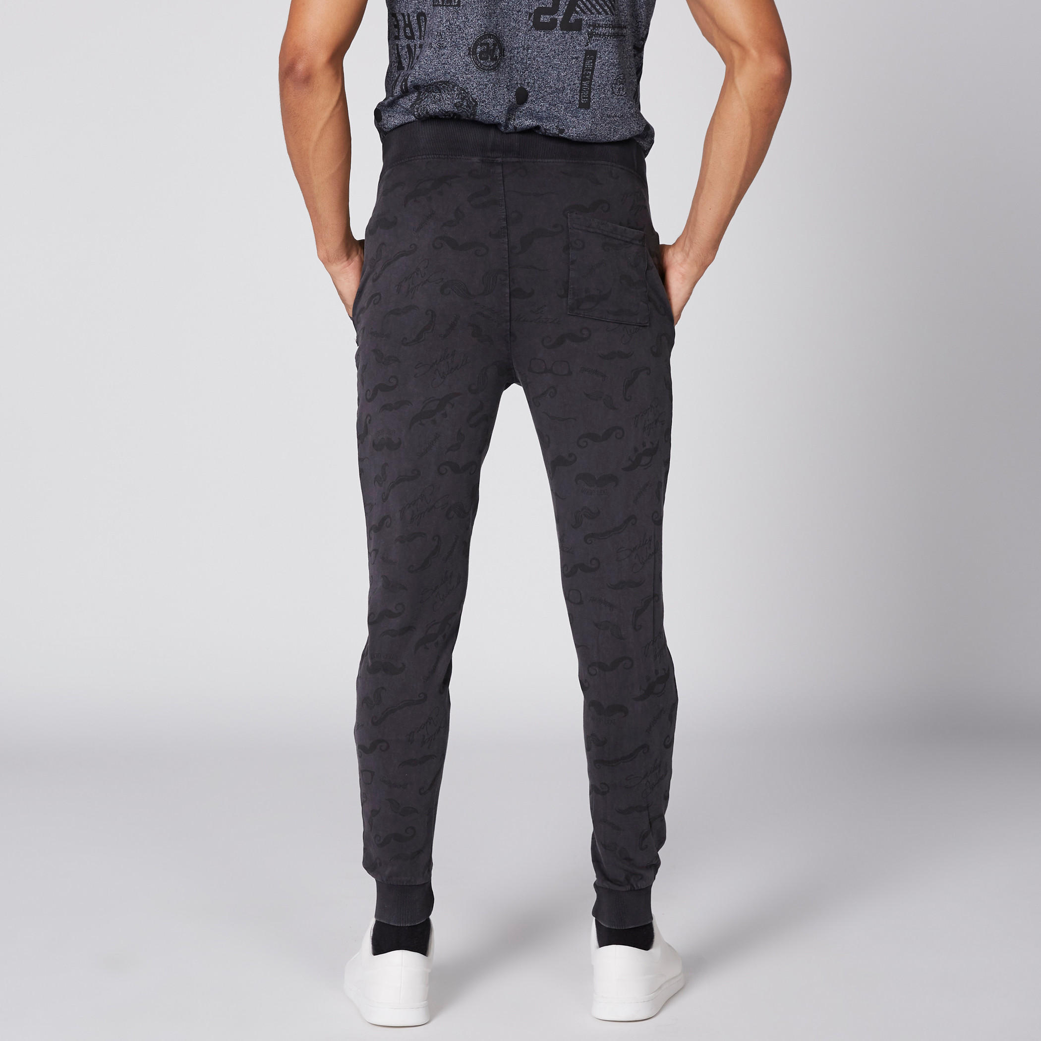 بنطال رياضي بخصر مطّاطي وطبعات سمايلي وورلد-men-clothing-bottoms-joggers-image-5