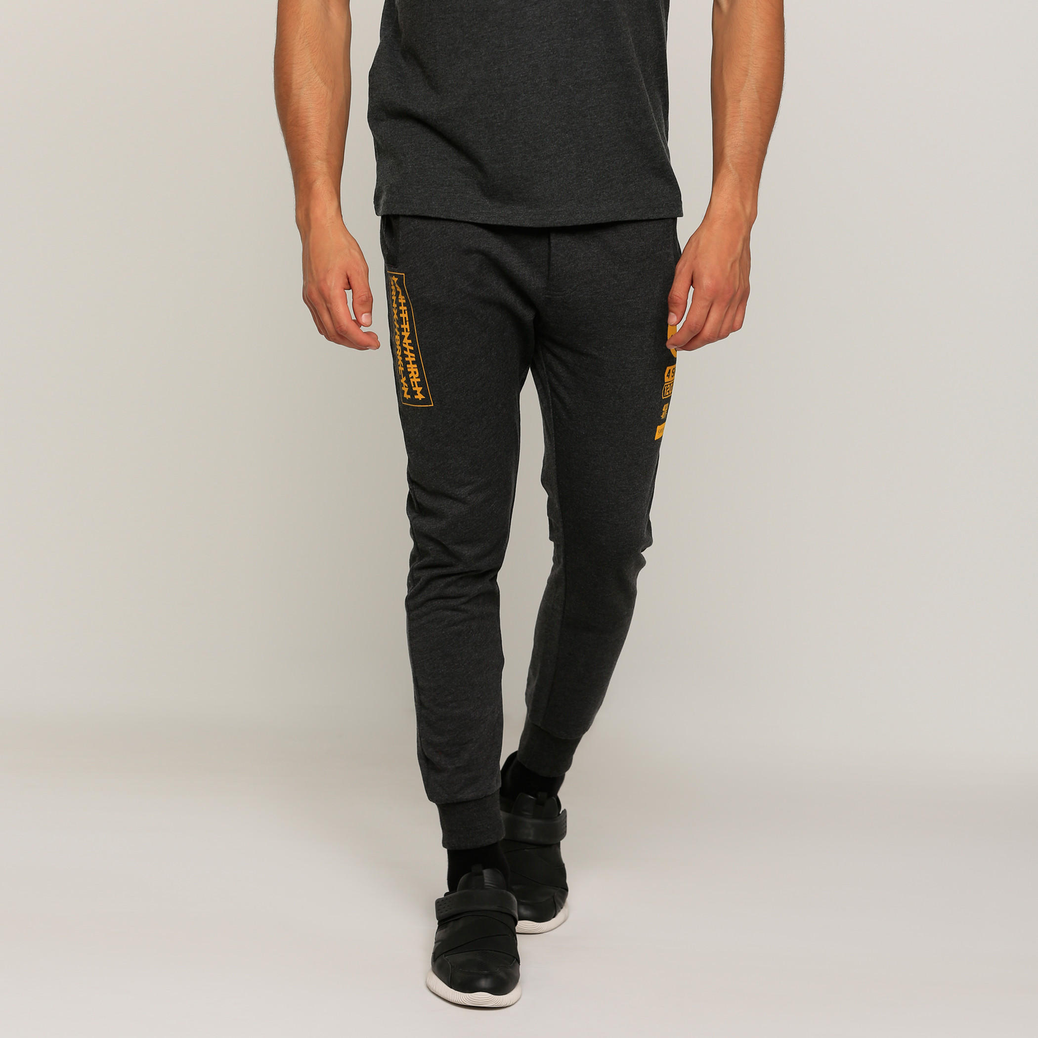 بنطال رياضي طويل بجيوب وطبعات سمايلي وورلد-men-clothing-bottoms-joggers-image-1