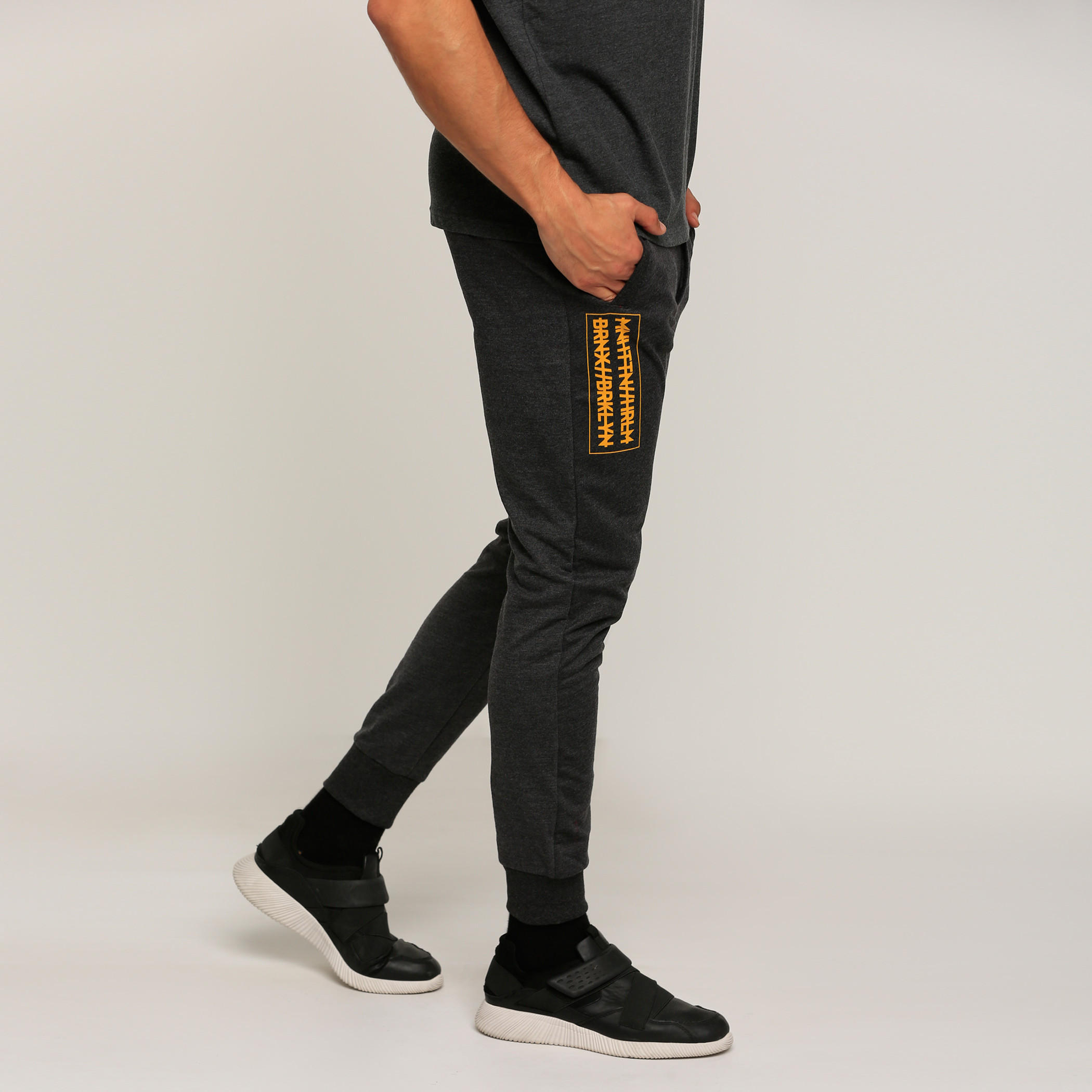 بنطال رياضي طويل بجيوب وطبعات سمايلي وورلد-men-clothing-bottoms-joggers-image-3