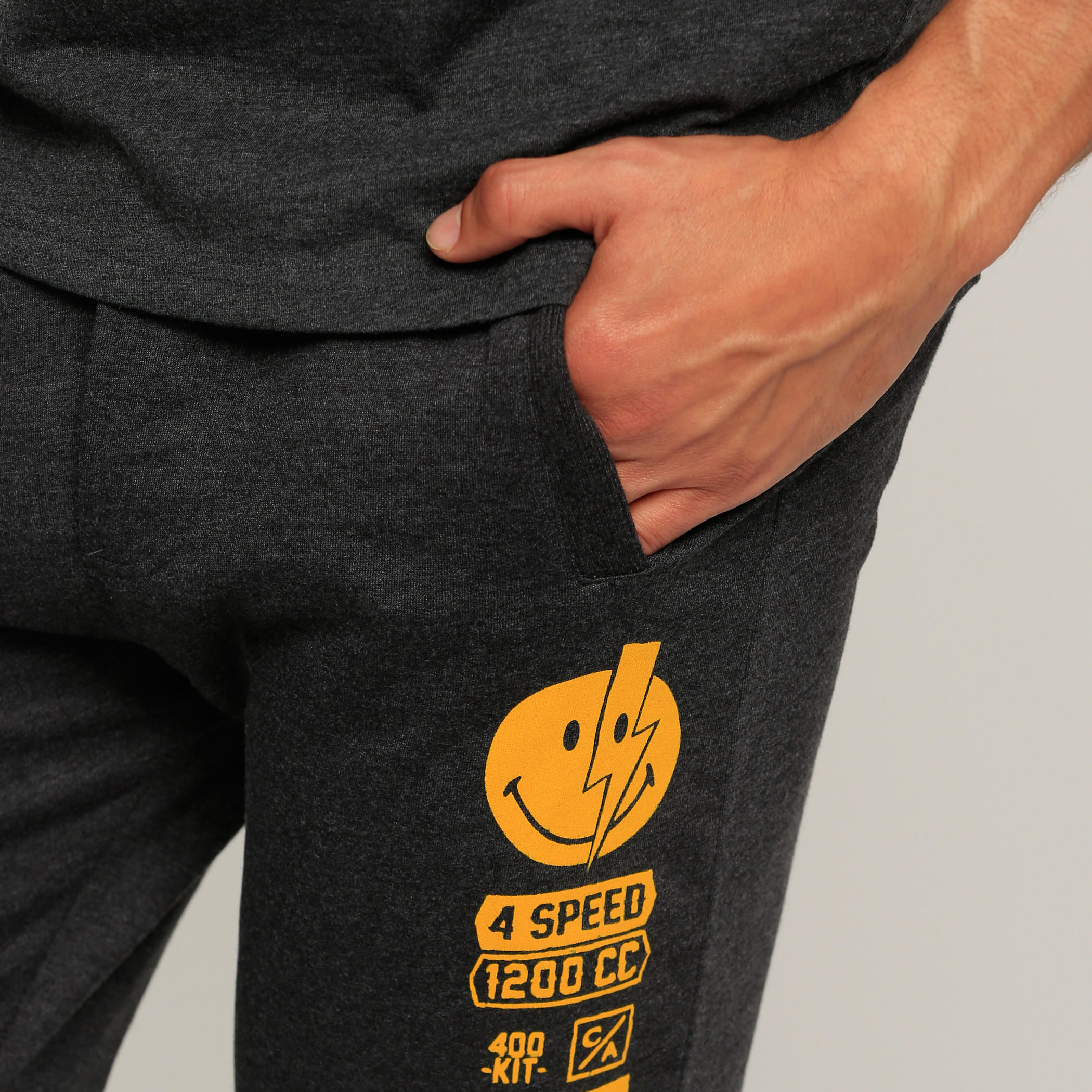 بنطال رياضي طويل بجيوب وطبعات سمايلي وورلد-men-clothing-bottoms-joggers-image-4
