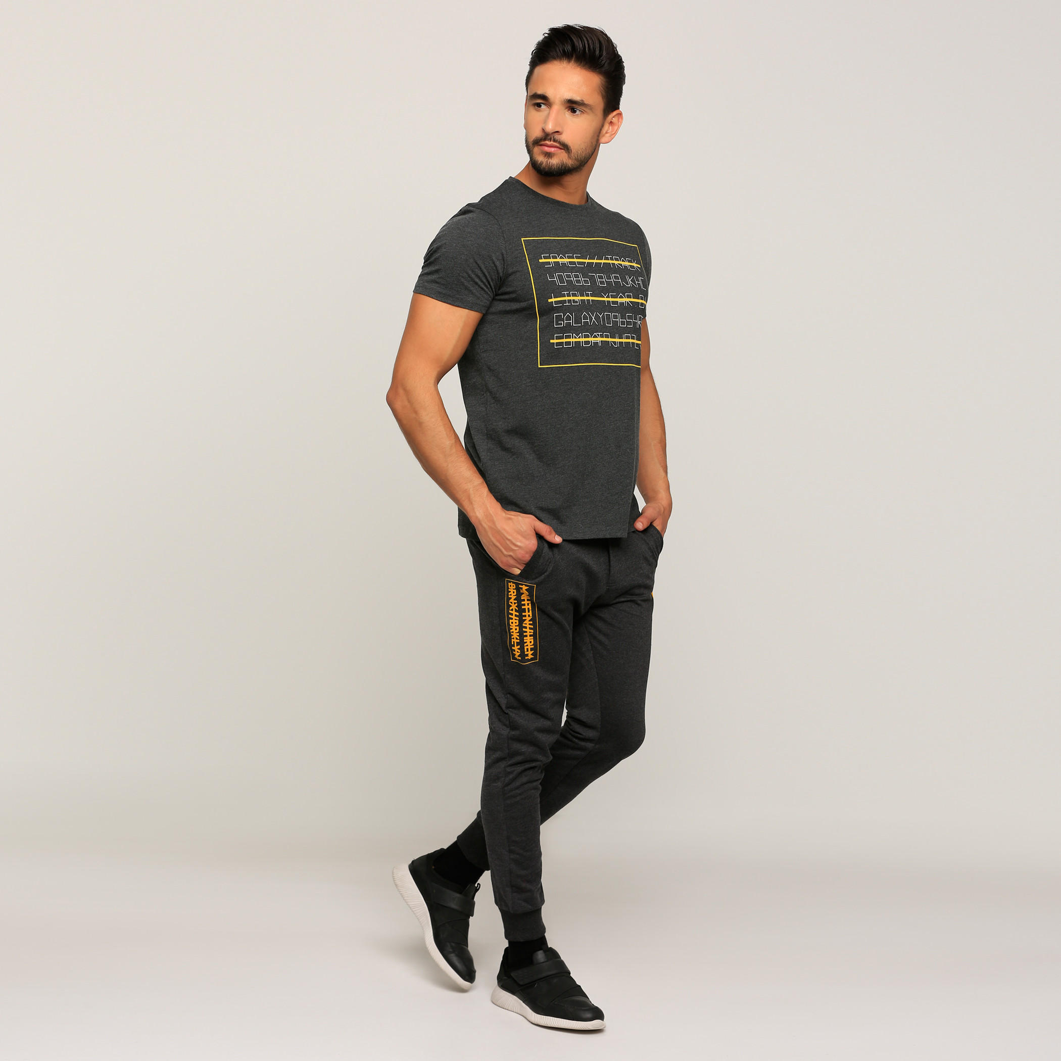 بنطال رياضي طويل بجيوب وطبعات سمايلي وورلد-men-clothing-bottoms-joggers-image-5