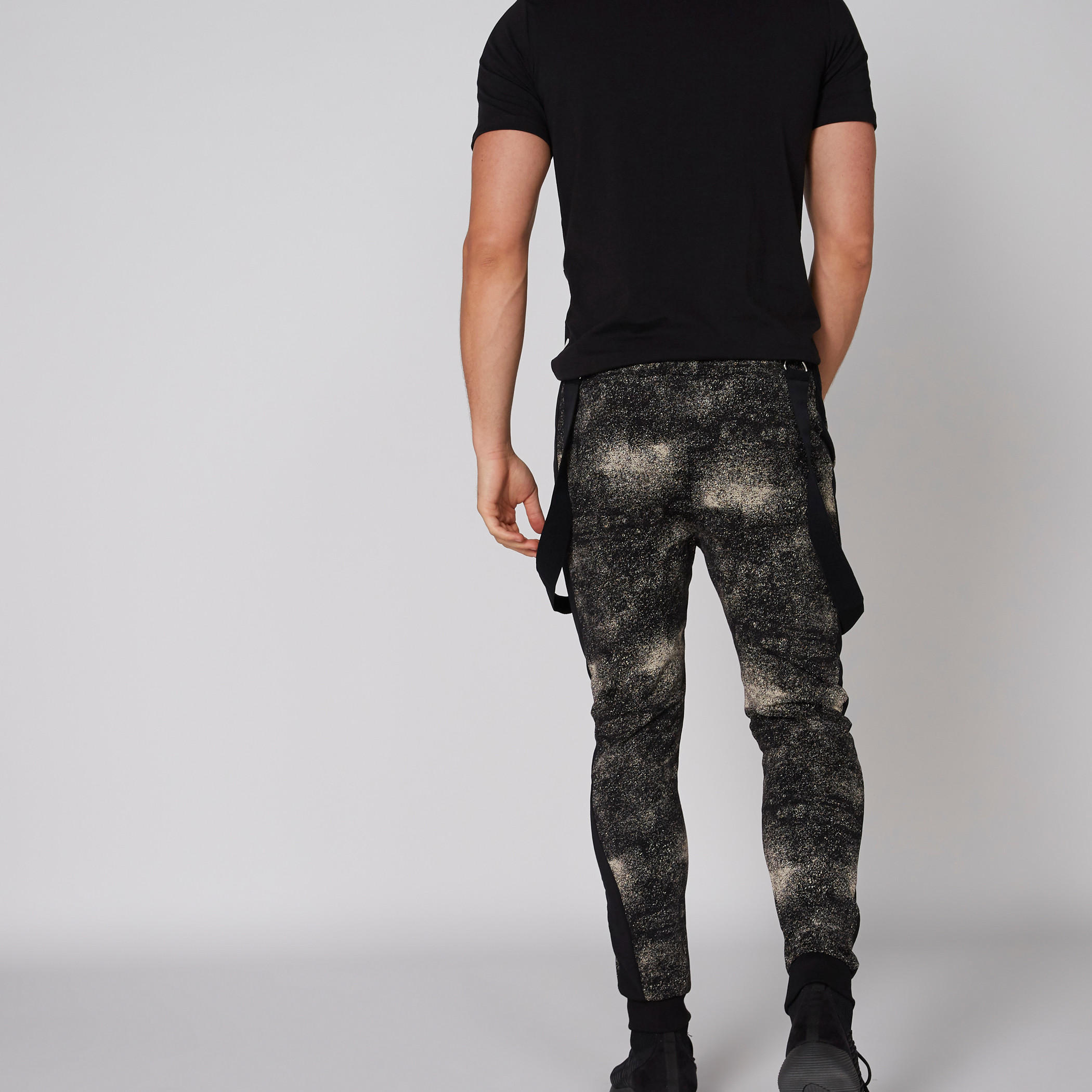 بنطال رياضي طويل بحمالات بطبعات سمايلي وورلد-men-clothing-bottoms-joggers-image-2