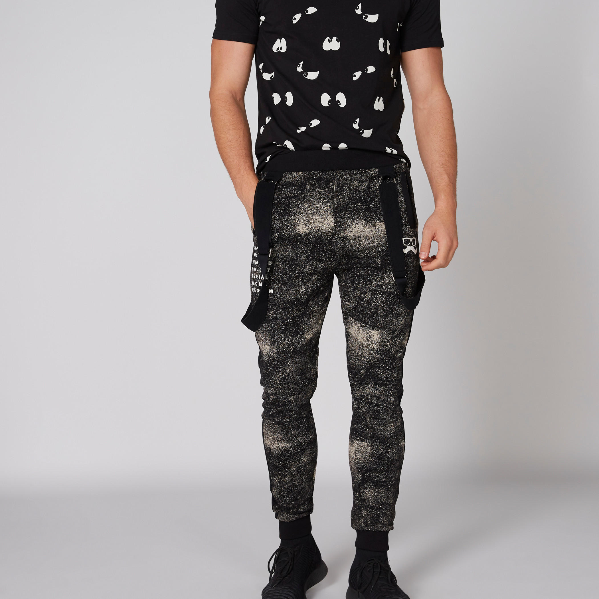 بنطال رياضي طويل بحمالات بطبعات سمايلي وورلد-men-clothing-bottoms-joggers-image-3