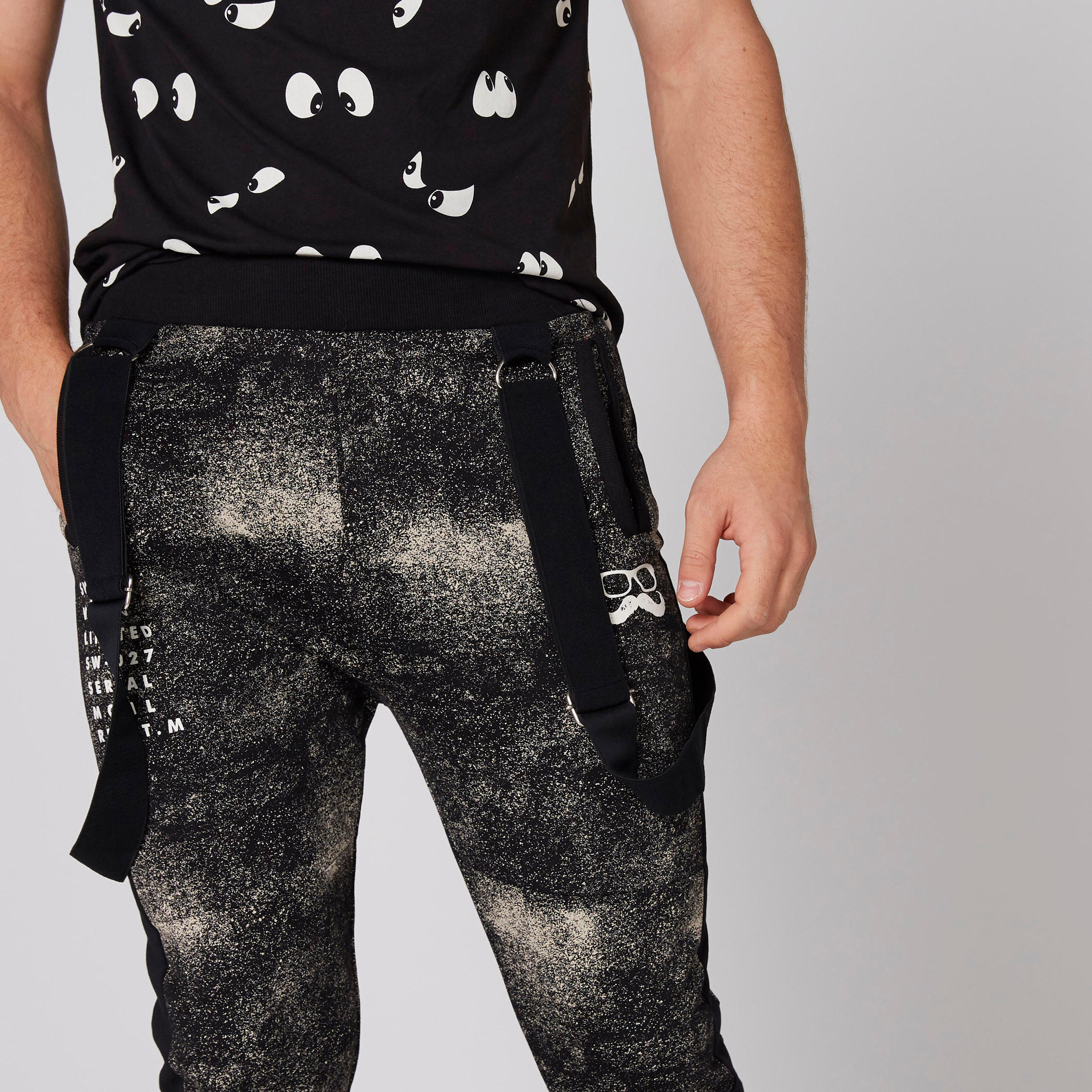 بنطال رياضي طويل بحمالات بطبعات سمايلي وورلد-men-clothing-bottoms-joggers-image-4
