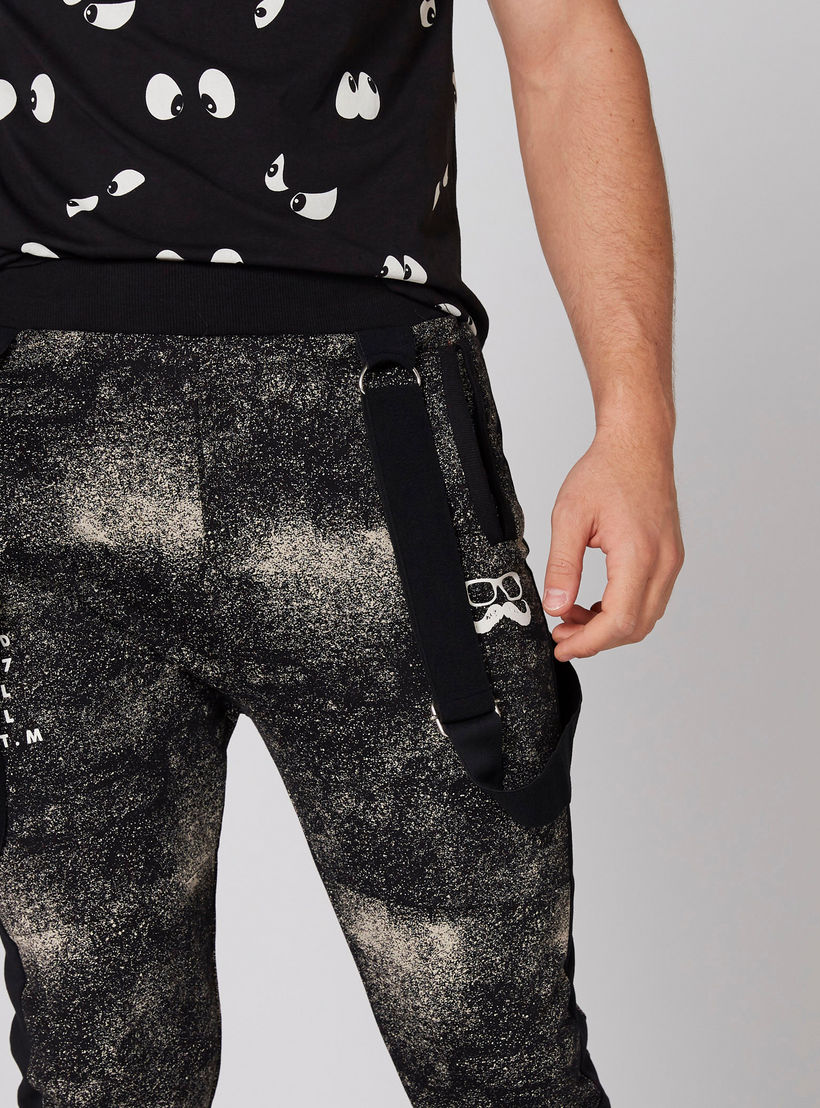 بنطال رياضي طويل بحمالات بطبعات سمايلي وورلد-men-clothing-bottoms-joggers-image-4