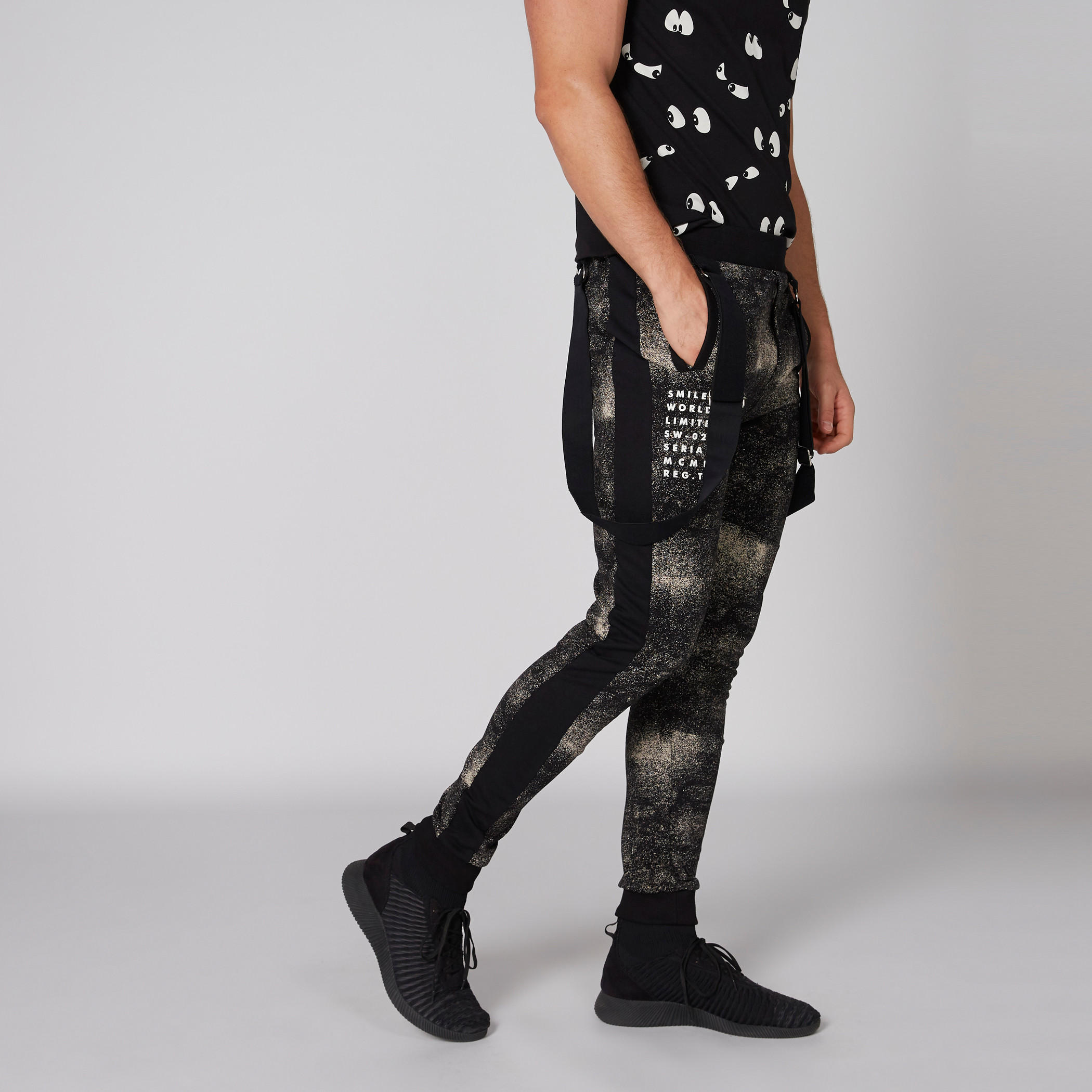 بنطال رياضي طويل بحمالات بطبعات سمايلي وورلد-men-clothing-bottoms-joggers-image-5