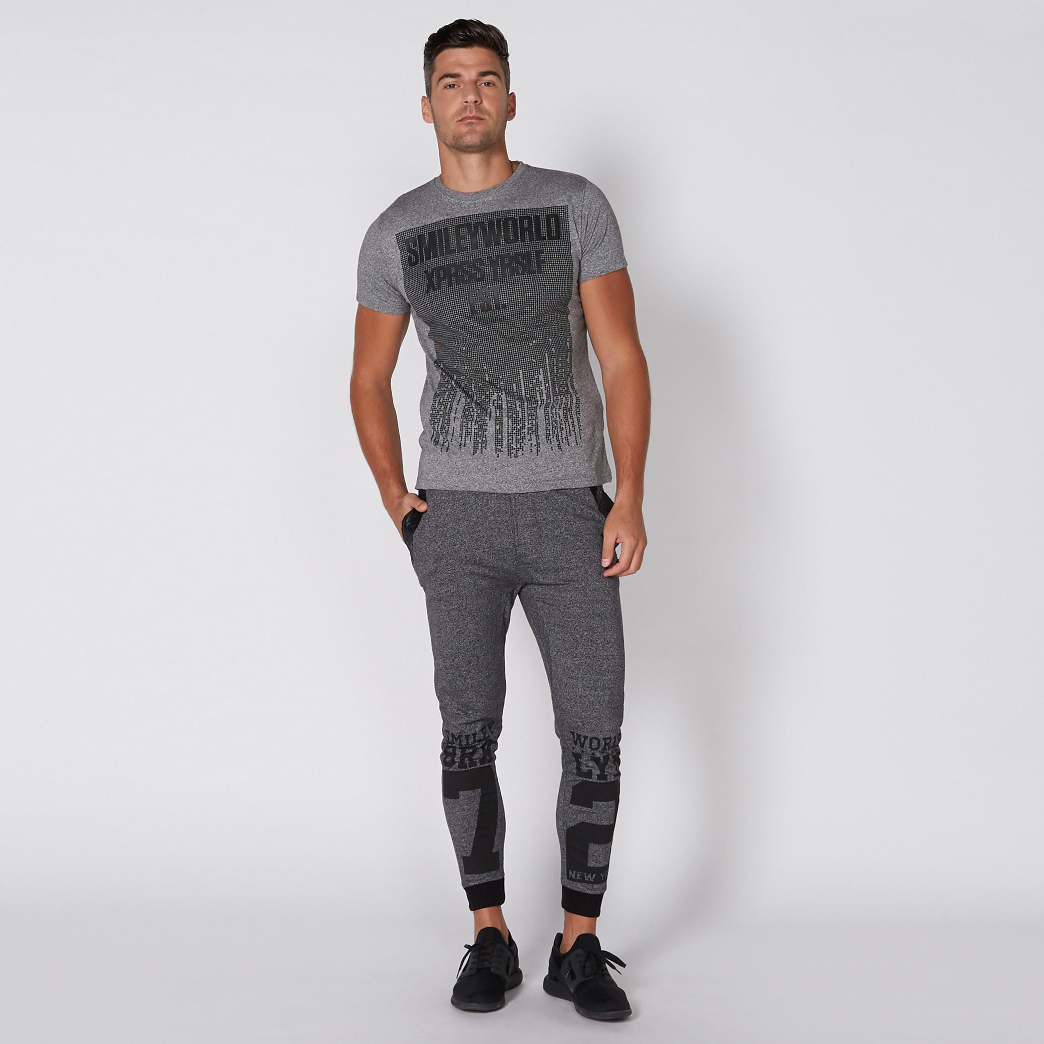 بنطال رياضي طويل بخصر مطاطّي وطبعات سمايلي وورلد-men-clothing-bottoms-trousersandchinos-trousers-image-1