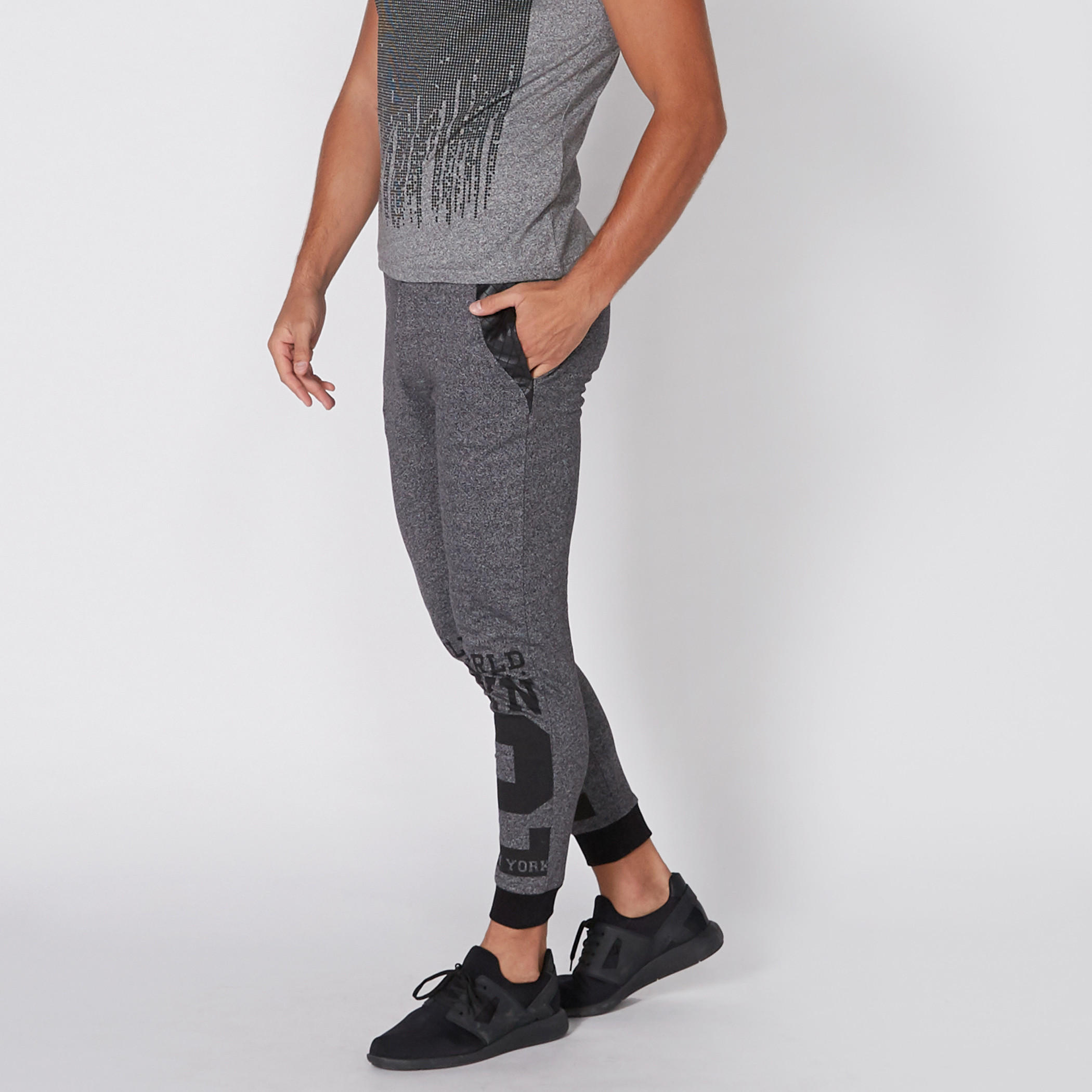 بنطال رياضي طويل بخصر مطاطّي وطبعات سمايلي وورلد-men-clothing-bottoms-trousersandchinos-trousers-image-2