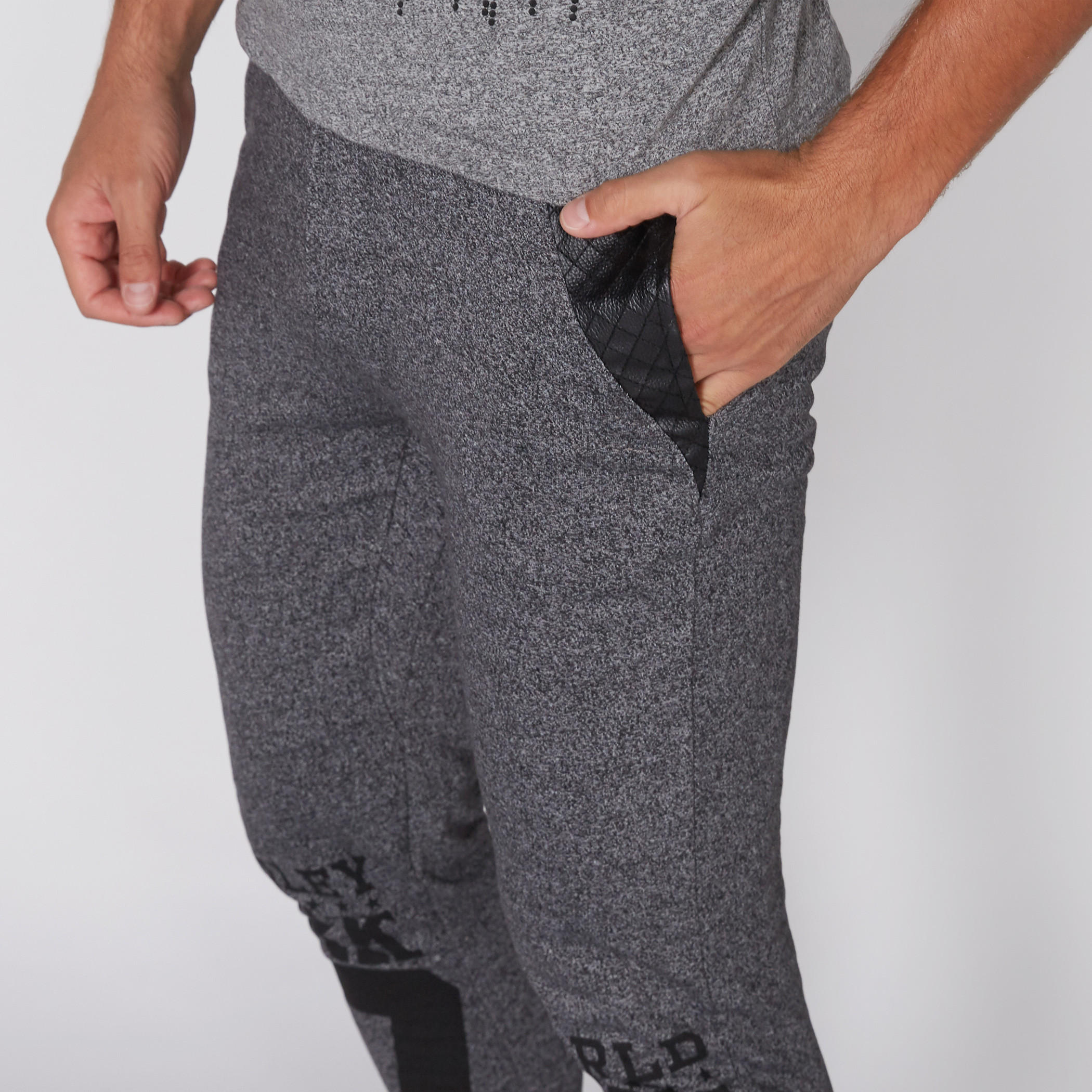 بنطال رياضي طويل بخصر مطاطّي وطبعات سمايلي وورلد-men-clothing-bottoms-trousersandchinos-trousers-image-3