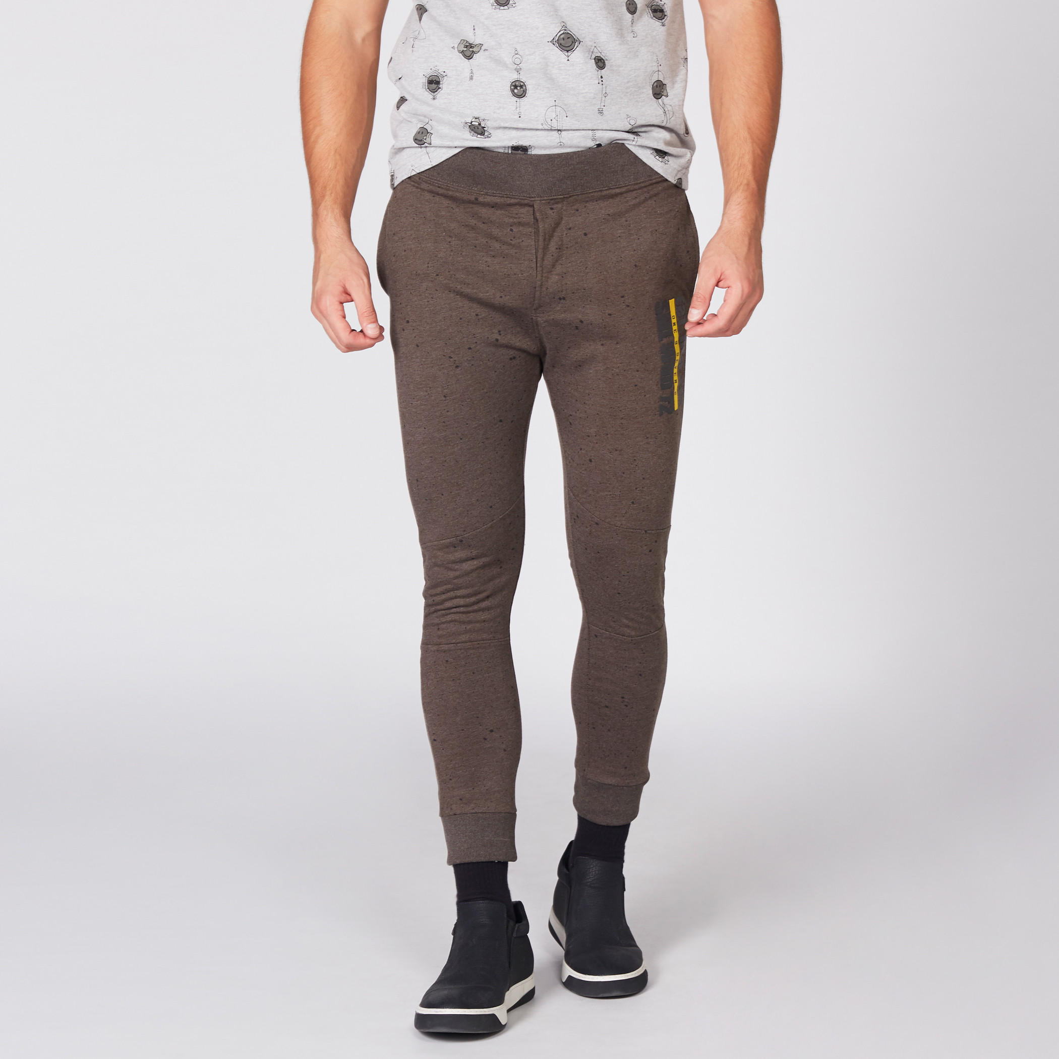بنطال رياضي طويل بخصر مطاطي مزيّن بطبعات سمايلي وورلد-men-clothing-bottoms-joggers-image-1