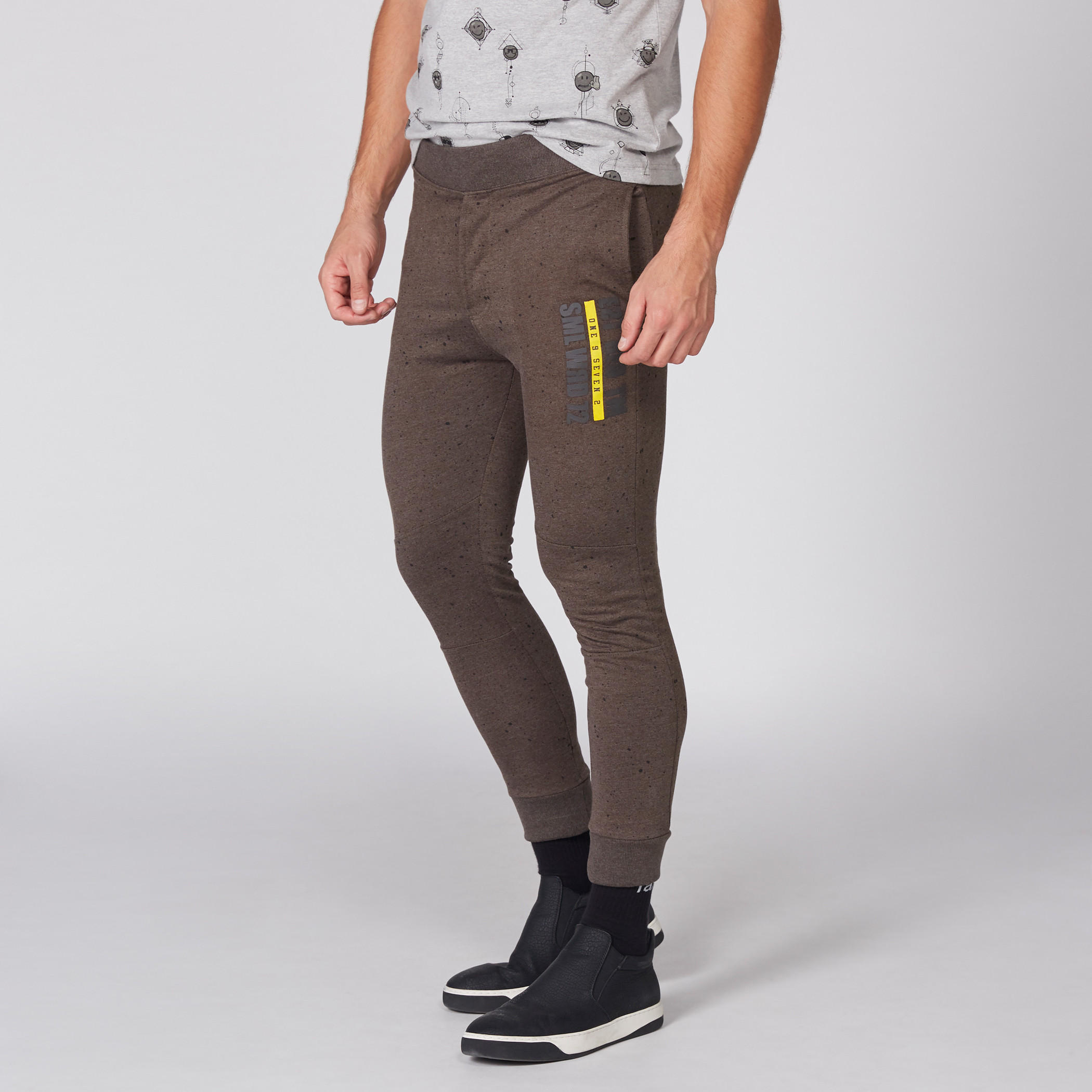 بنطال رياضي طويل بخصر مطاطي مزيّن بطبعات سمايلي وورلد-men-clothing-bottoms-joggers-image-3