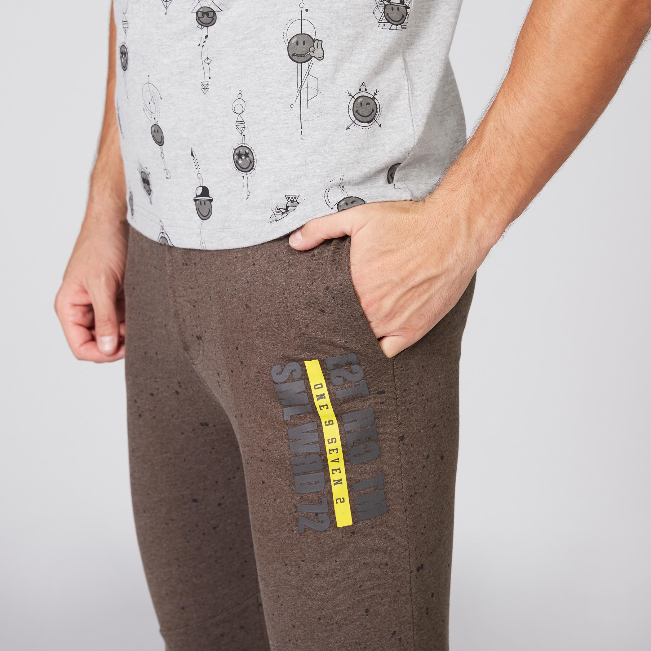 بنطال رياضي طويل بخصر مطاطي مزيّن بطبعات سمايلي وورلد-men-clothing-bottoms-joggers-image-4