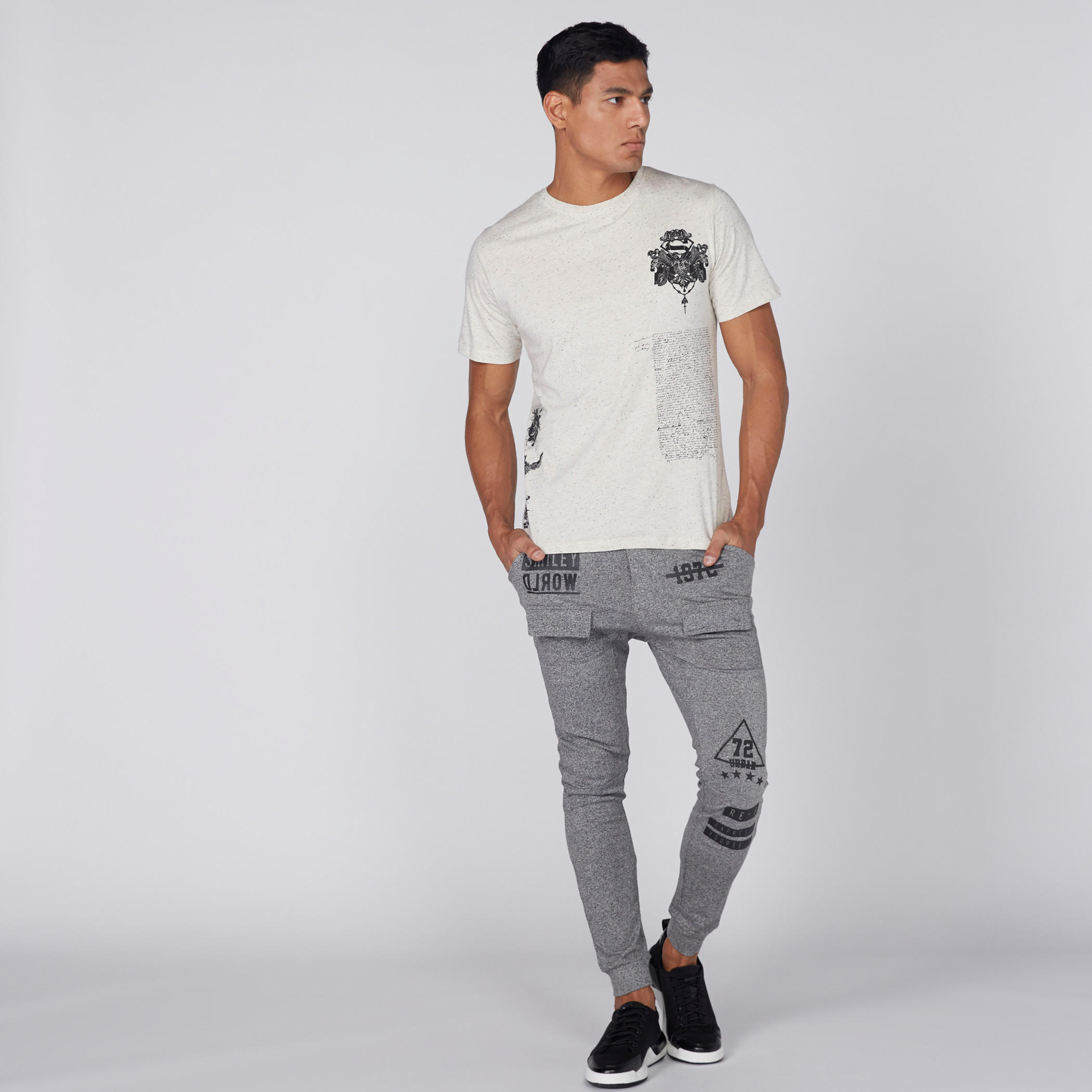 بنطال رياضي بخصر مطّاطي وطبعات سمايلي وورلد-men-clothing-bottoms-joggers-image-1