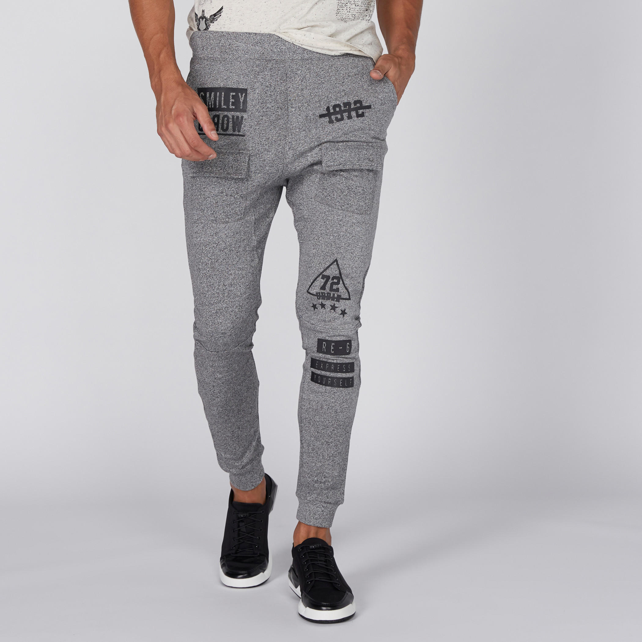 بنطال رياضي بخصر مطّاطي وطبعات سمايلي وورلد-men-clothing-bottoms-joggers-image-2