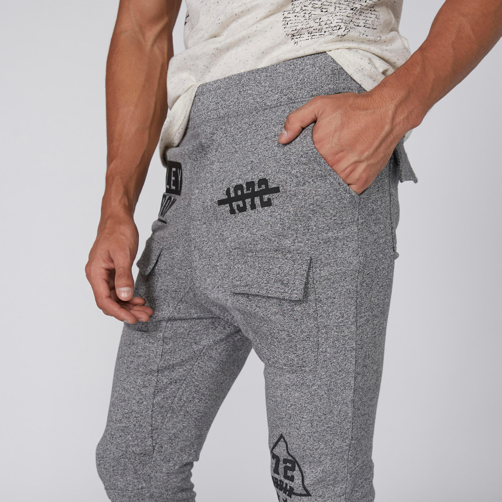 بنطال رياضي بخصر مطّاطي وطبعات سمايلي وورلد-men-clothing-bottoms-joggers-image-3