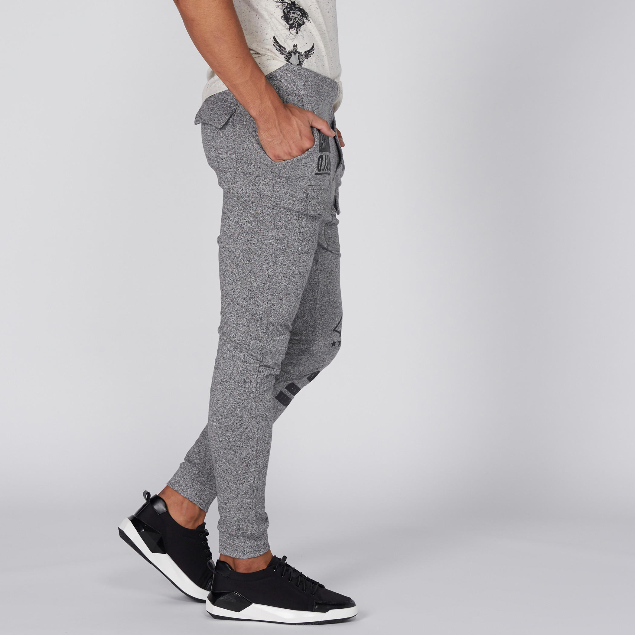 بنطال رياضي بخصر مطّاطي وطبعات سمايلي وورلد-men-clothing-bottoms-joggers-image-4