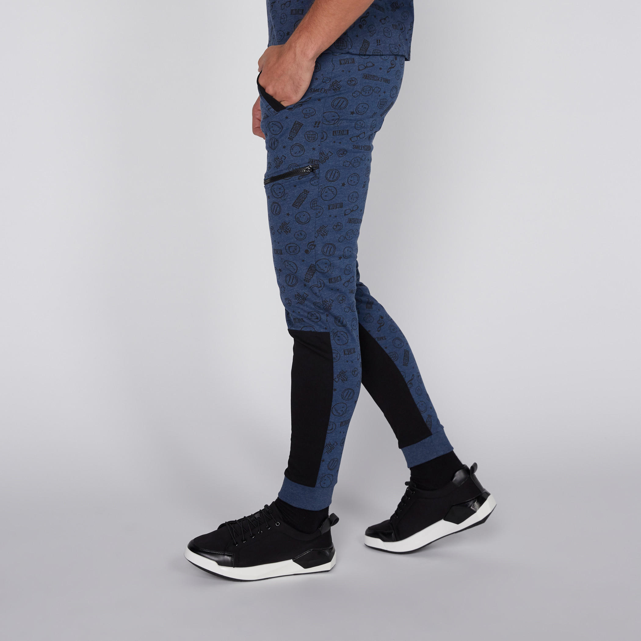 بنطال رياضي بسحّاب وطبعات سمايلي وورلد-men-clothing-bottoms-joggers-image-1