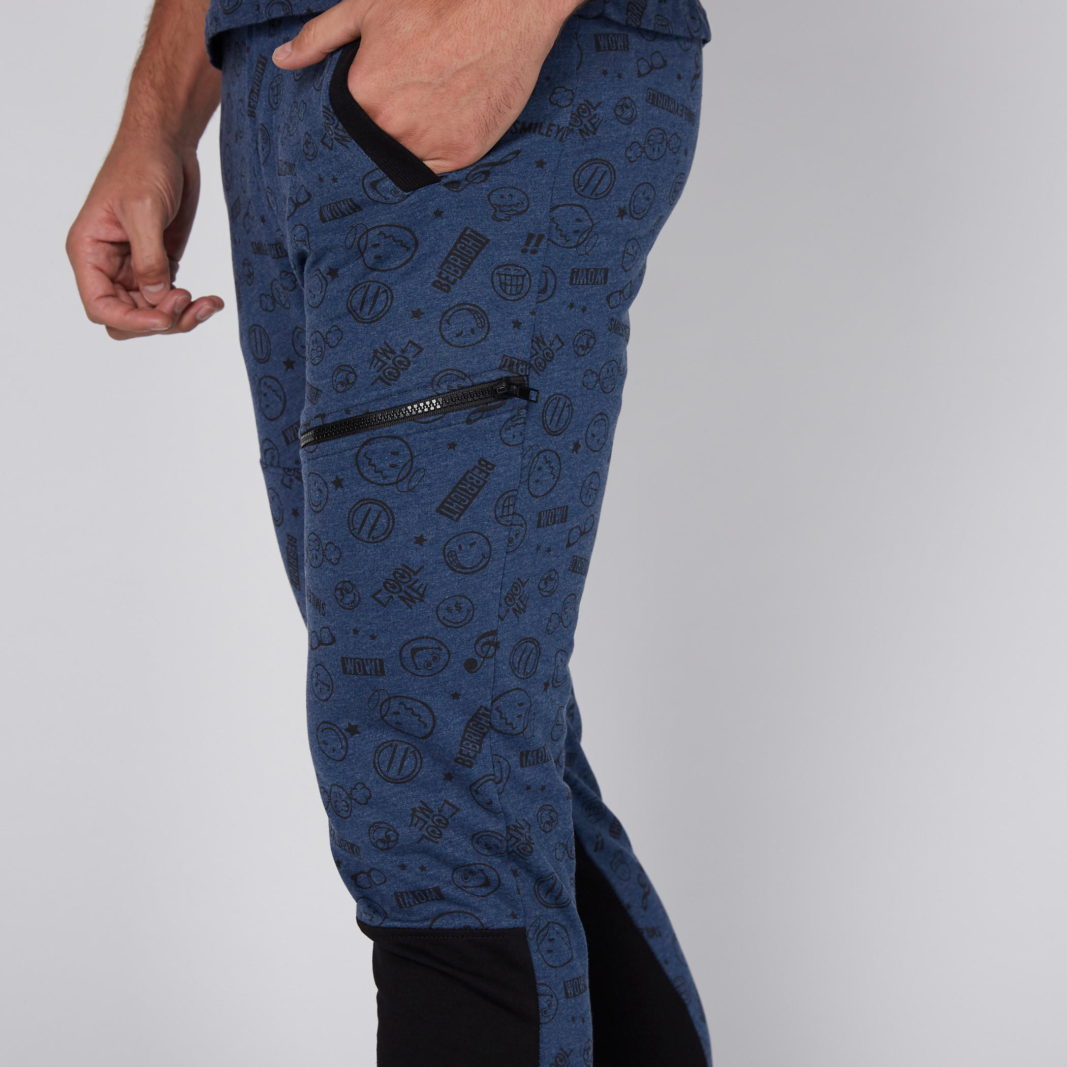 بنطال رياضي بسحّاب وطبعات سمايلي وورلد-men-clothing-bottoms-joggers-image-3