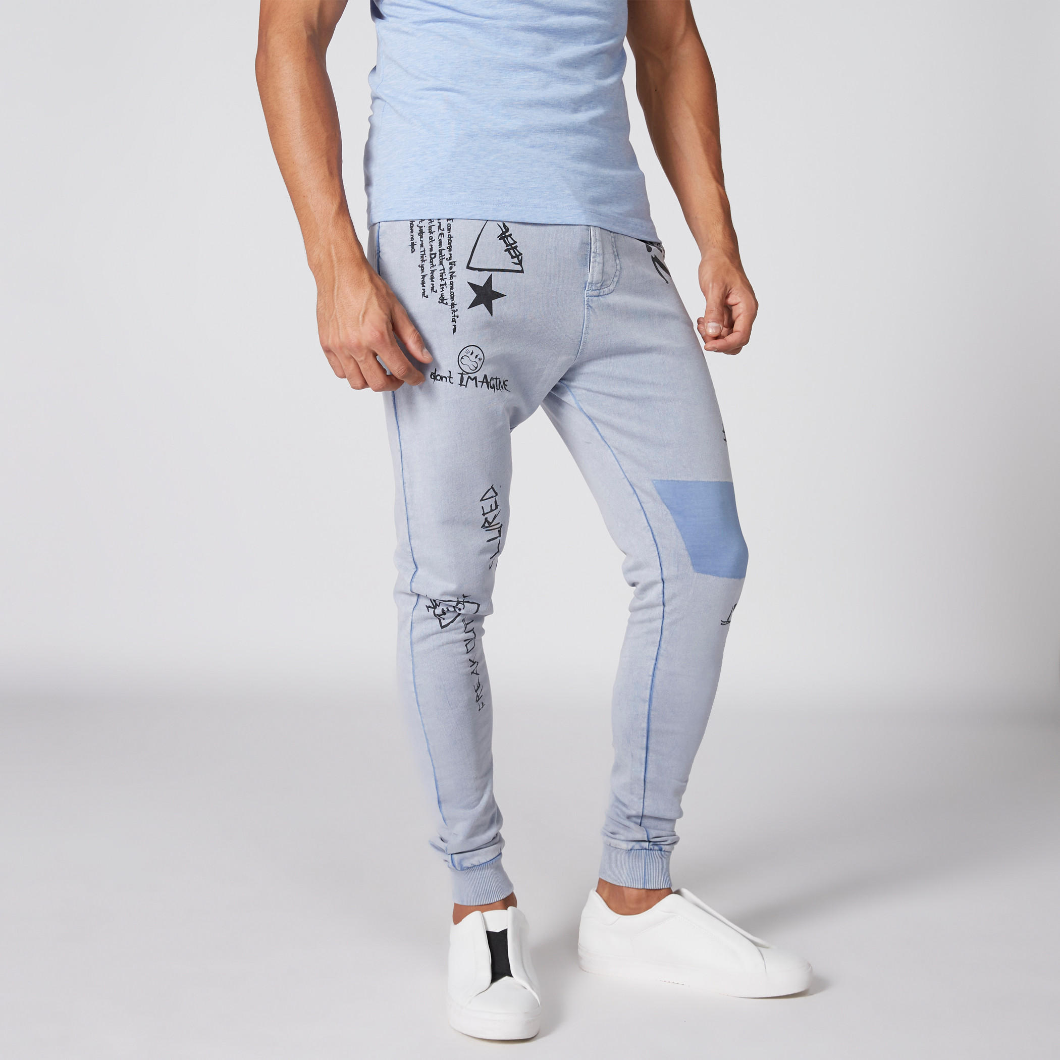 بنطال رياضي طويل بخصر مطاطي مزيّن بطبعات سمايلي وورلد-men-clothing-bottoms-joggers-image-1