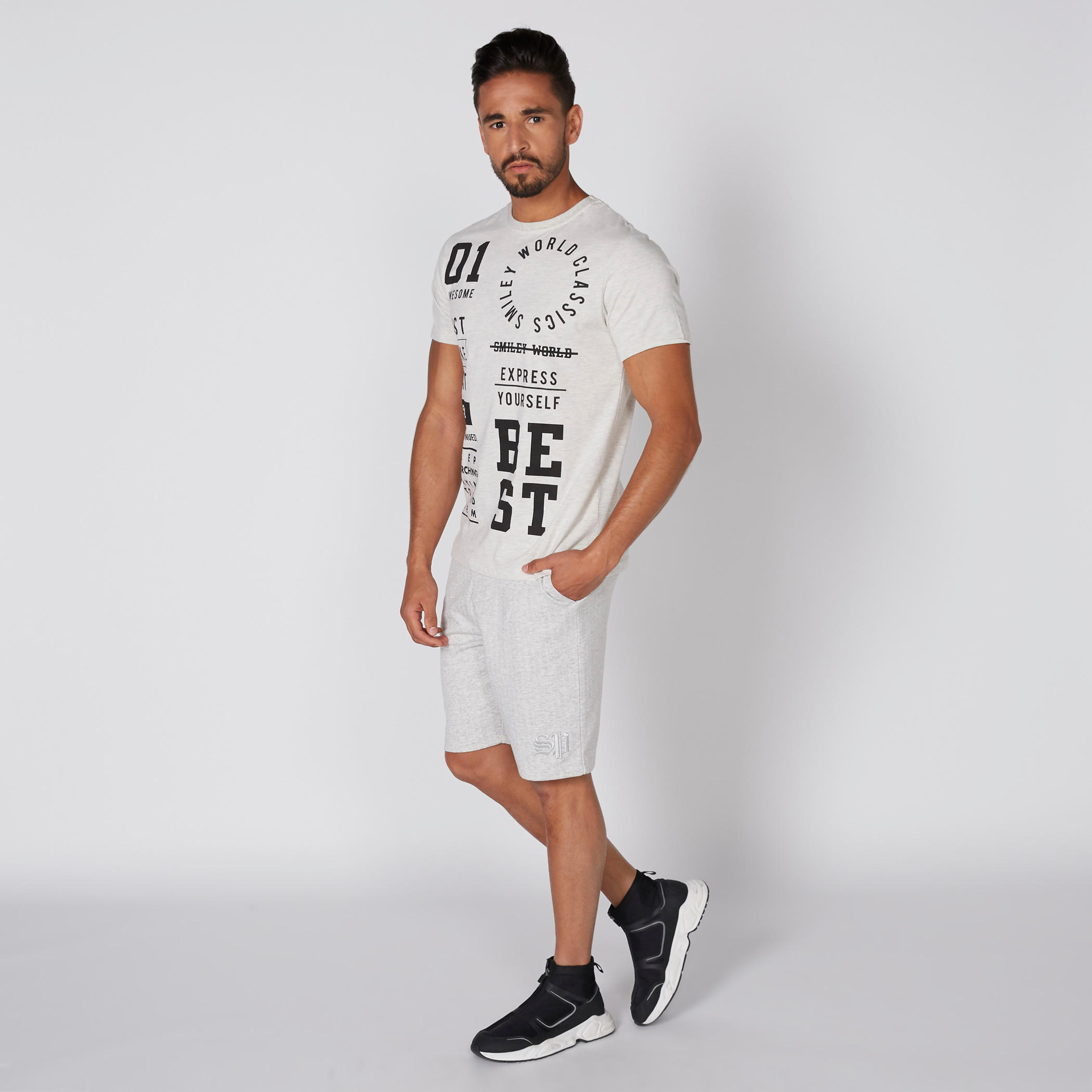 تيشيرت بياقة ضيّقة وأكمام قصيرة وطبعات سمايلي وورلد-men-clothing-tshirtsandpolos-tshirts-image-2