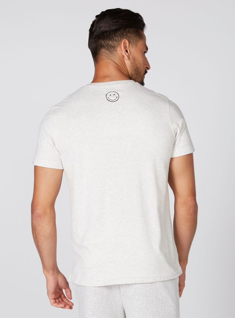 تيشيرت بياقة ضيّقة وأكمام قصيرة وطبعات سمايلي وورلد-men-clothing-tshirtsandpolos-tshirts-image-4