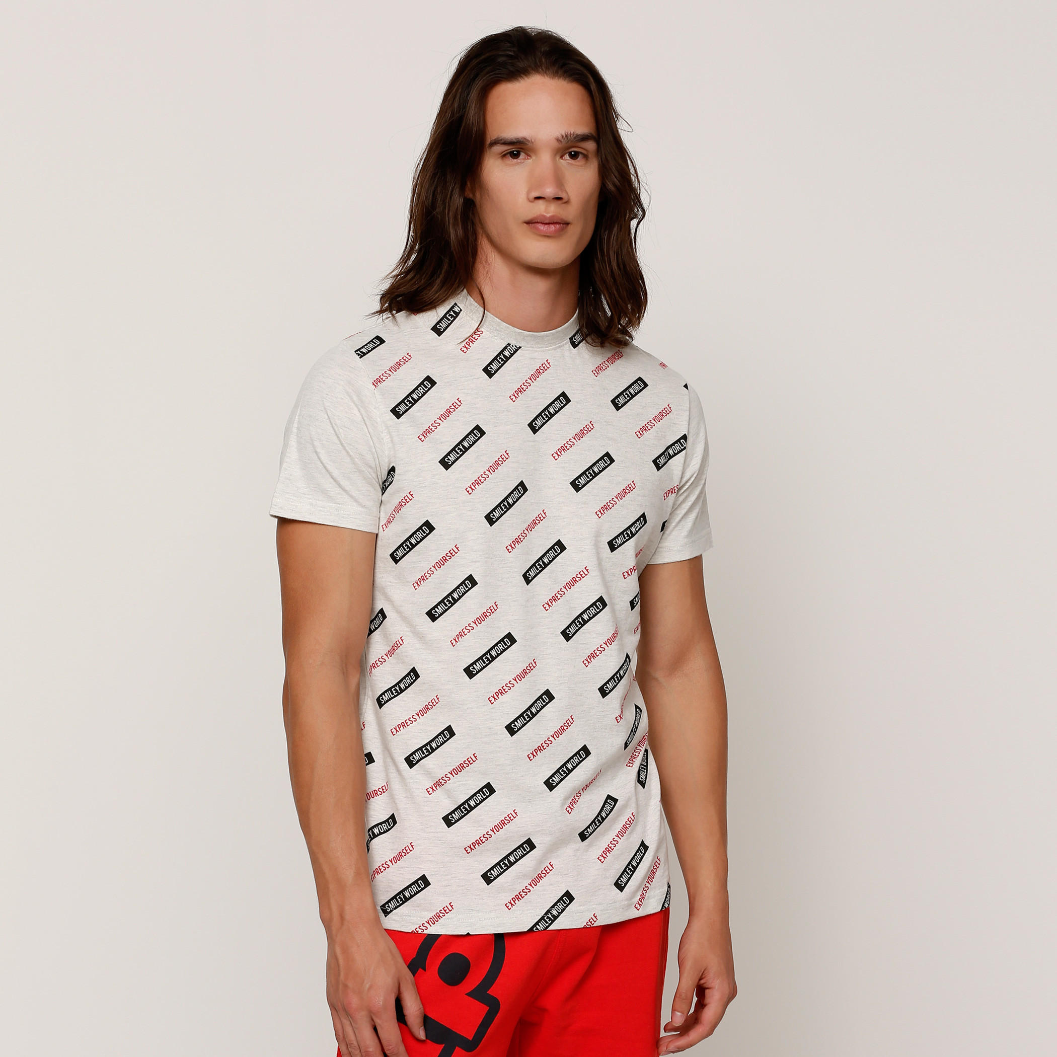 تيشيرت بأكمام قصيرة وياقة ضيقة وطبعات سمايلي وورلد-men-clothing-tshirtsandpolos-tshirts-image-1